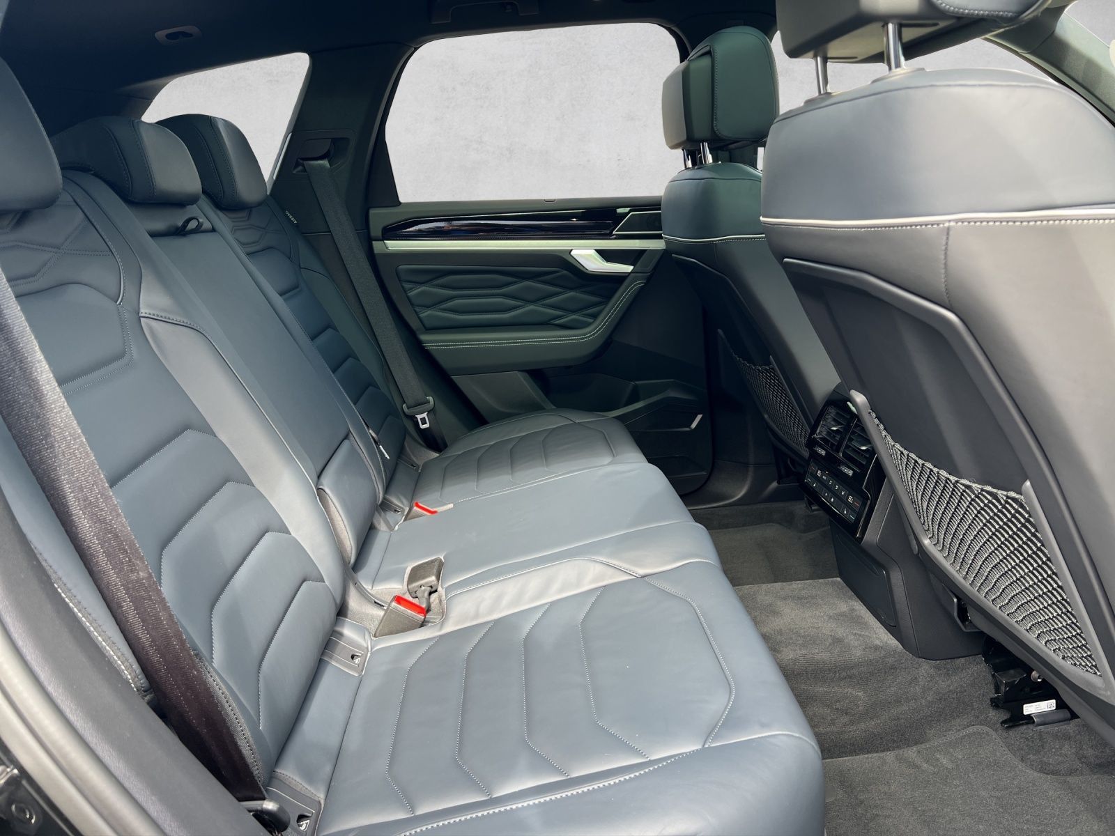 Touareg R-Line 3.0 V6 TDI 4M Leder*AHK*Luft*Blac