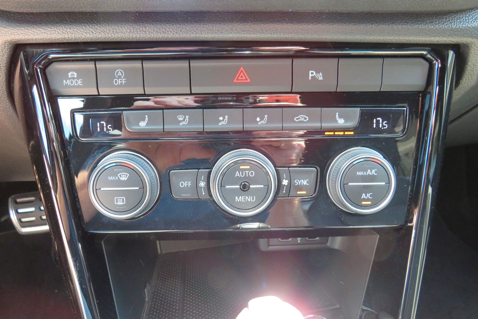 Fahrzeugabbildung Volkswagen T-Roc R-Line Sport DSG LED PDC NAVI 19`BLACK 1.H