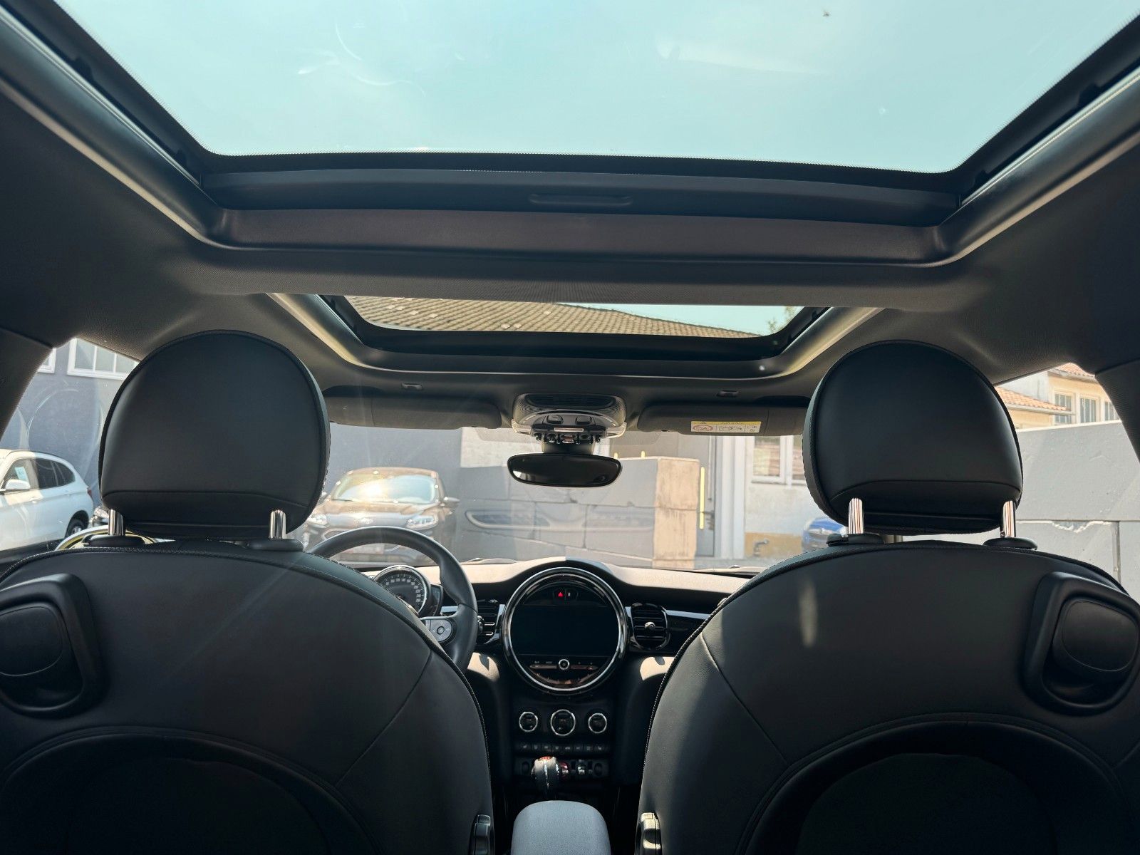 Fahrzeugabbildung MINI Cooper 1.5 JCW-Trim Panorama CarPlay DAB LHZ