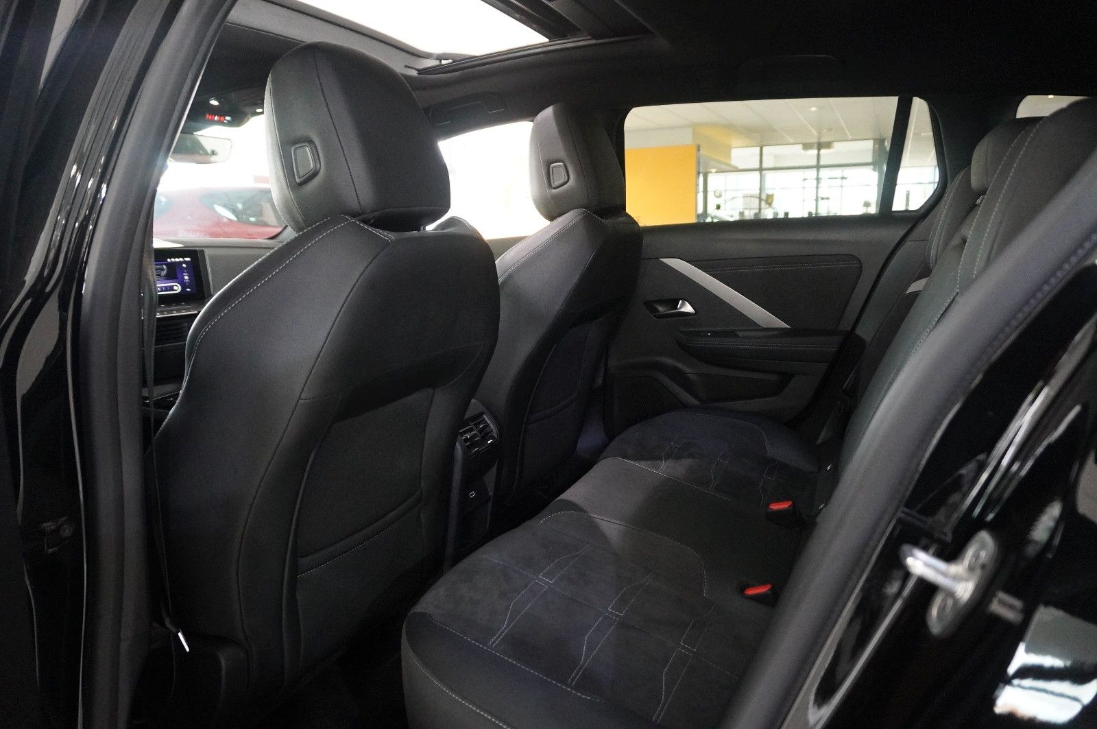 Fahrzeugabbildung Opel Astra L ST 1.2T ULTIMATE NAVI/LED/360°/PANO/DAB+