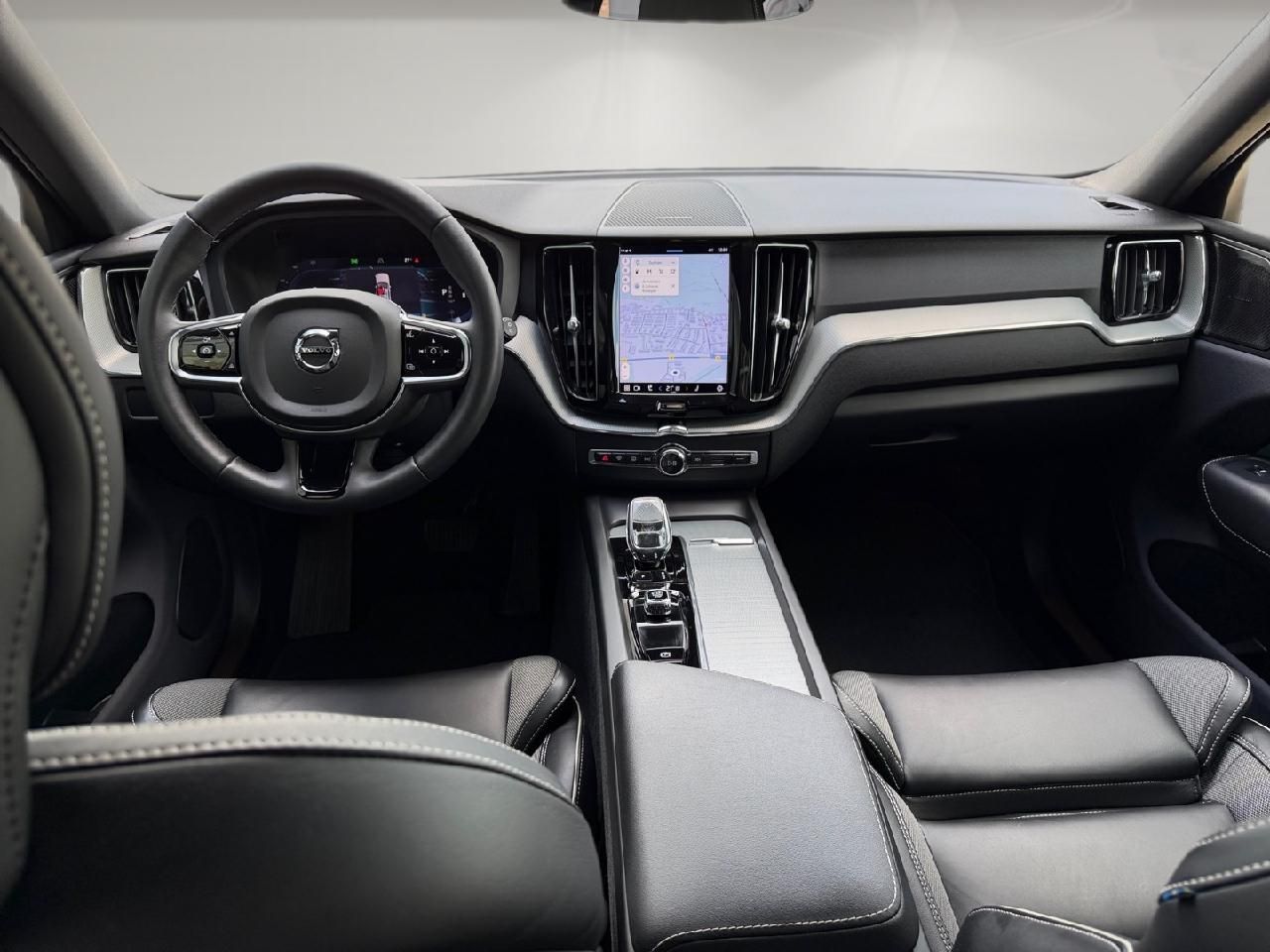 Fahrzeugabbildung Volvo XC60 B4 Benzin Plus Dark 2WD