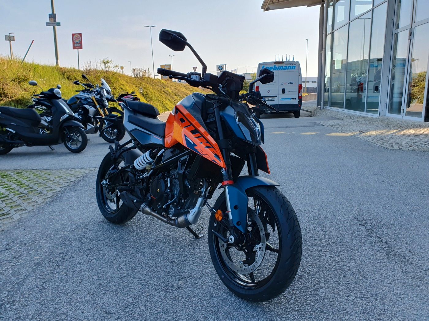 Fahrzeugabbildung KTM 125 Duke Modell 2024 beide Farben lagernd