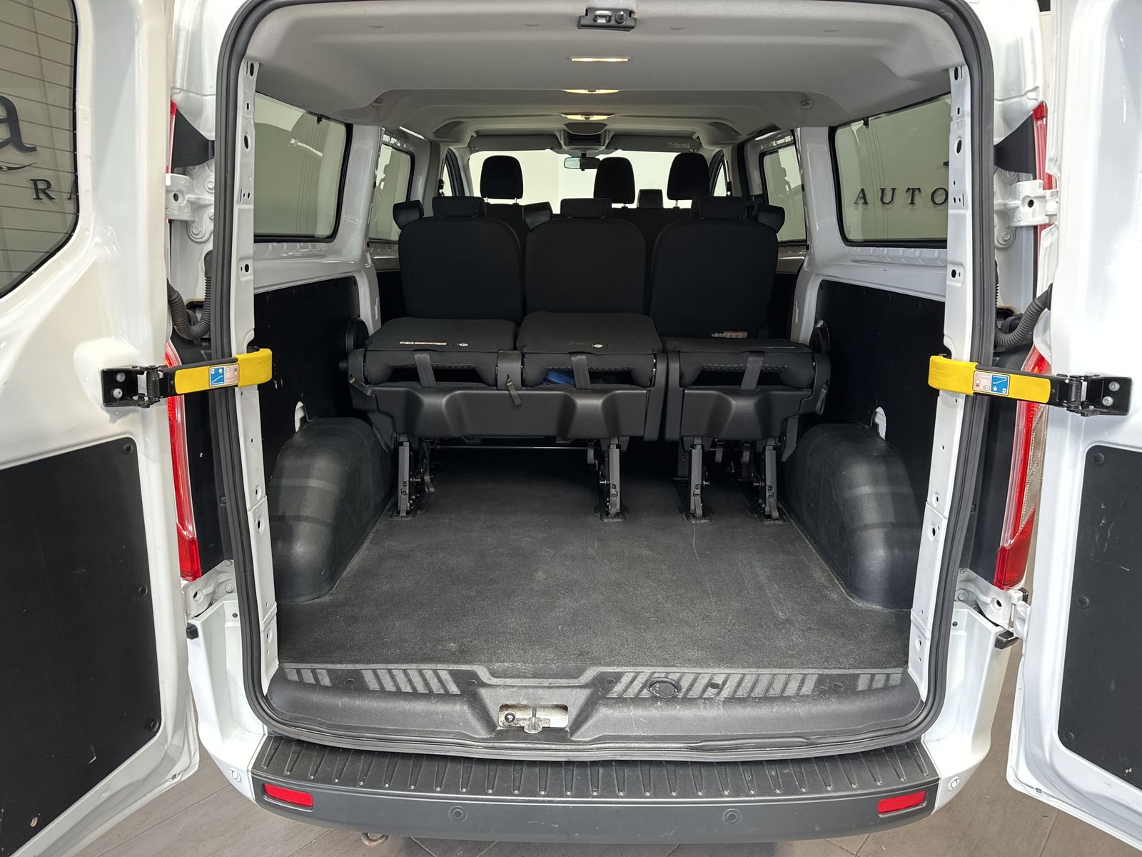 Fahrzeugabbildung Ford Transit Custom 340 L2H1 9-Sitzer NAV+SHZ+CARPLAY