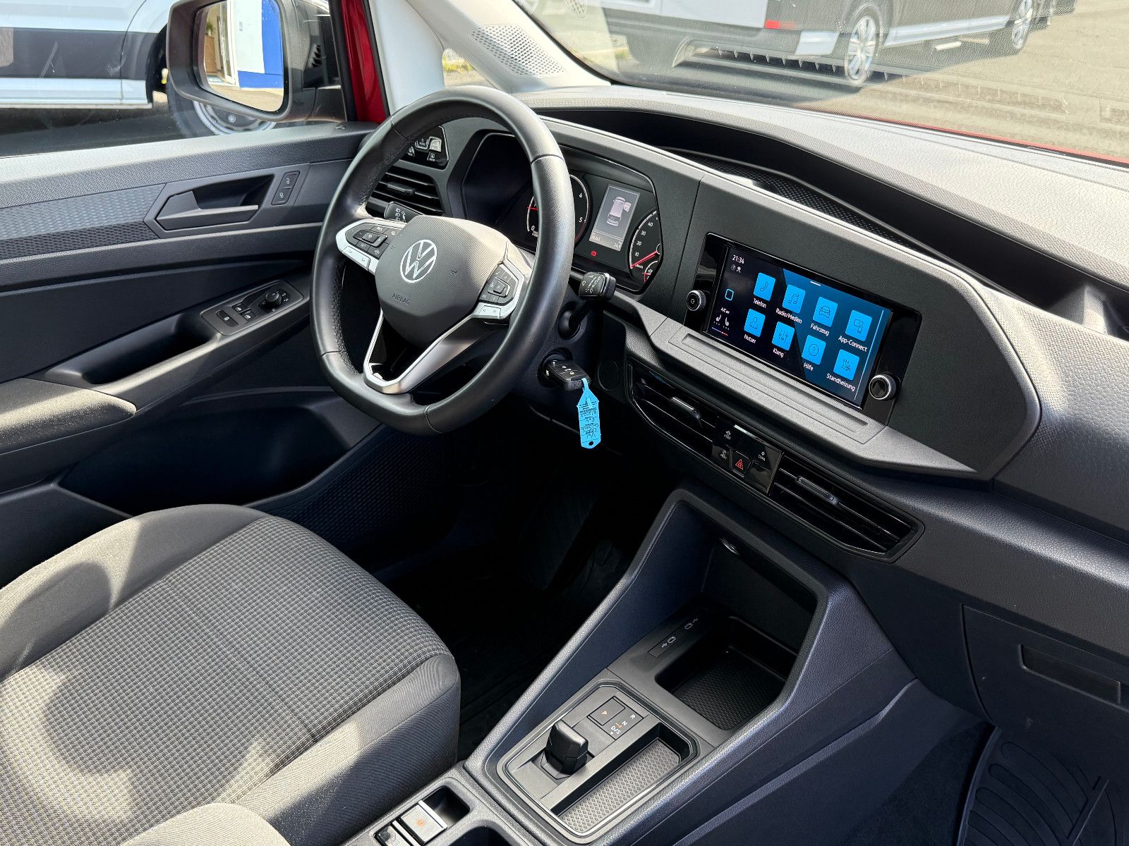 Fahrzeugabbildung Volkswagen Caddy California Maxi DSG ACC AHK LED Kam Sthz