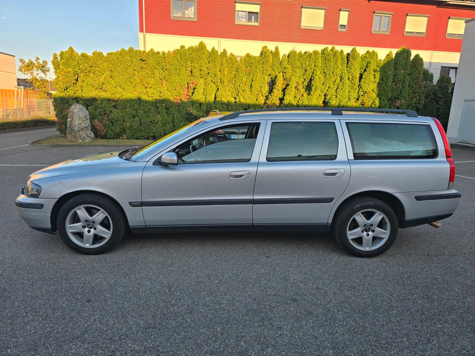 Volvo V70 2004 — engine 2.521 cm³, 209 HP (154kW)