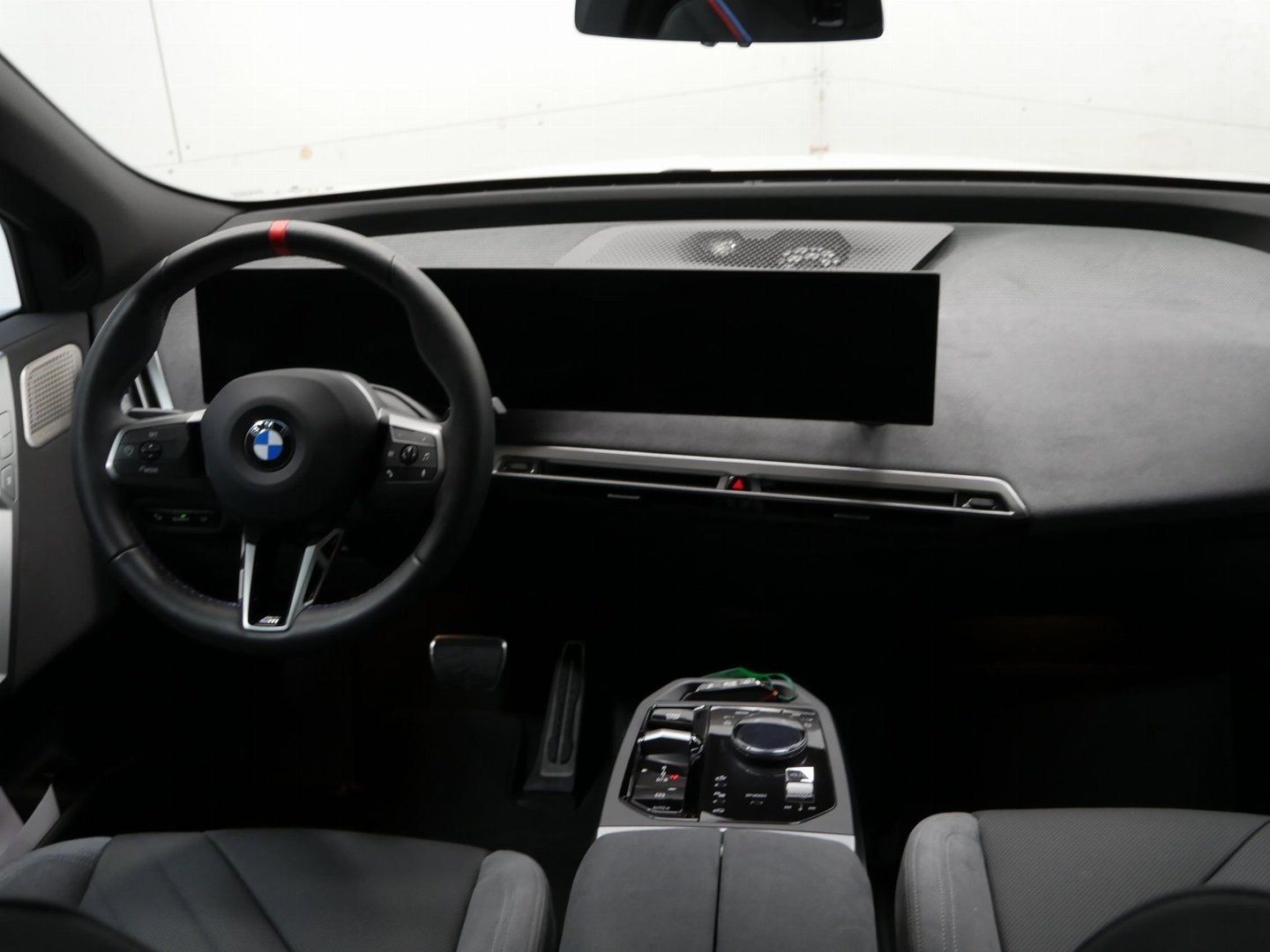 Fahrzeugabbildung BMW iX M70 | B&W| Panorama-Glasdach| Sitzbelüftung v