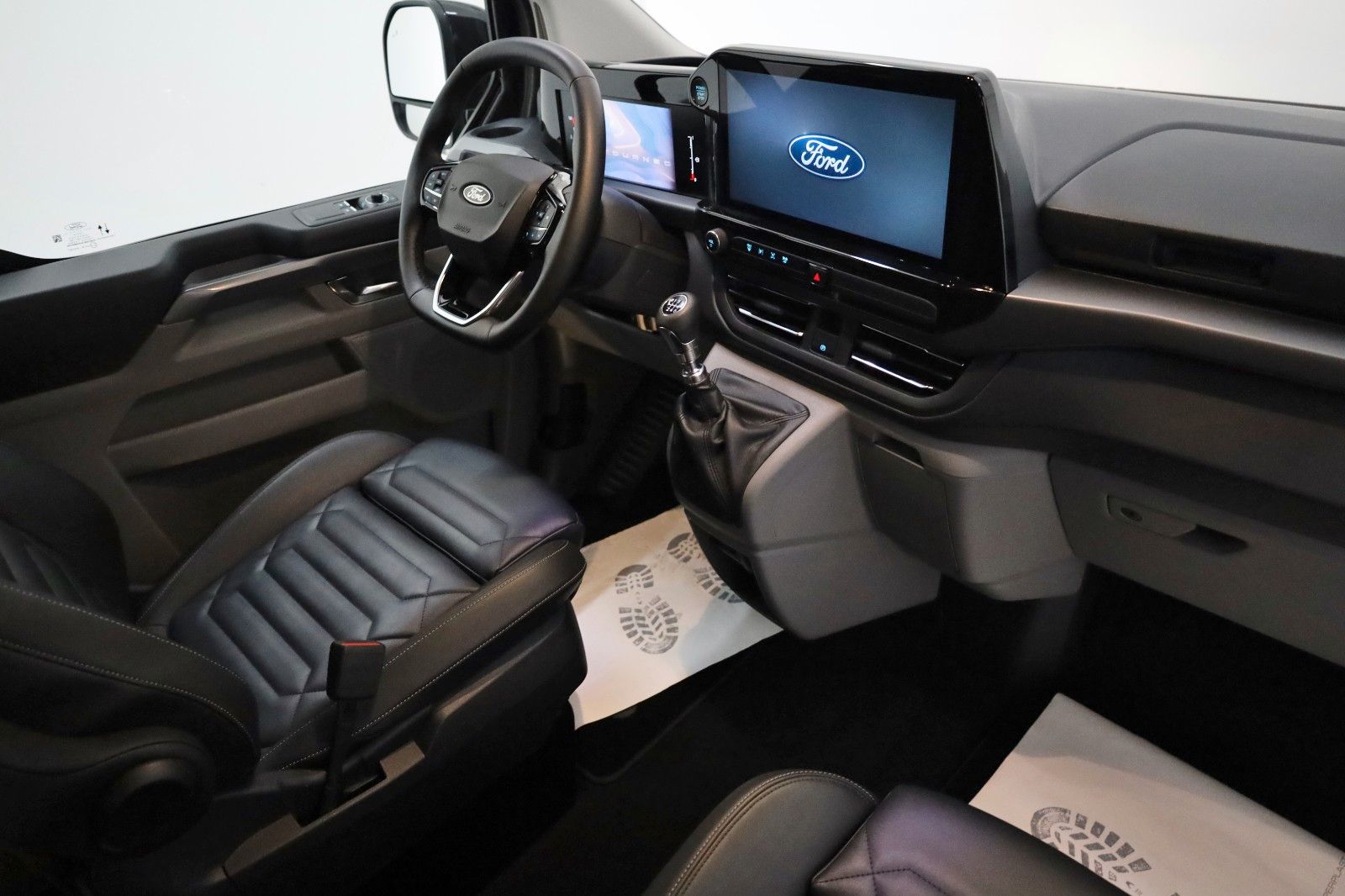 Fahrzeugabbildung Ford Tourneo Custom 2.0  320 L2 Titanium,8 Sitzer,AHK