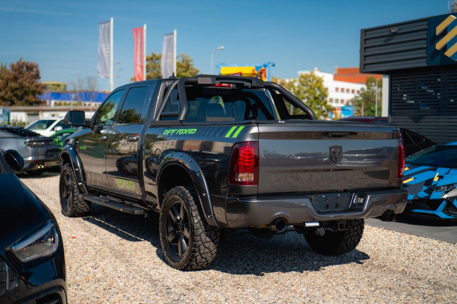 Fahrzeugabbildung Dodge RAM 5.7 V8 HEMI 4x4 OFFROAD Night-Paket LONGBED