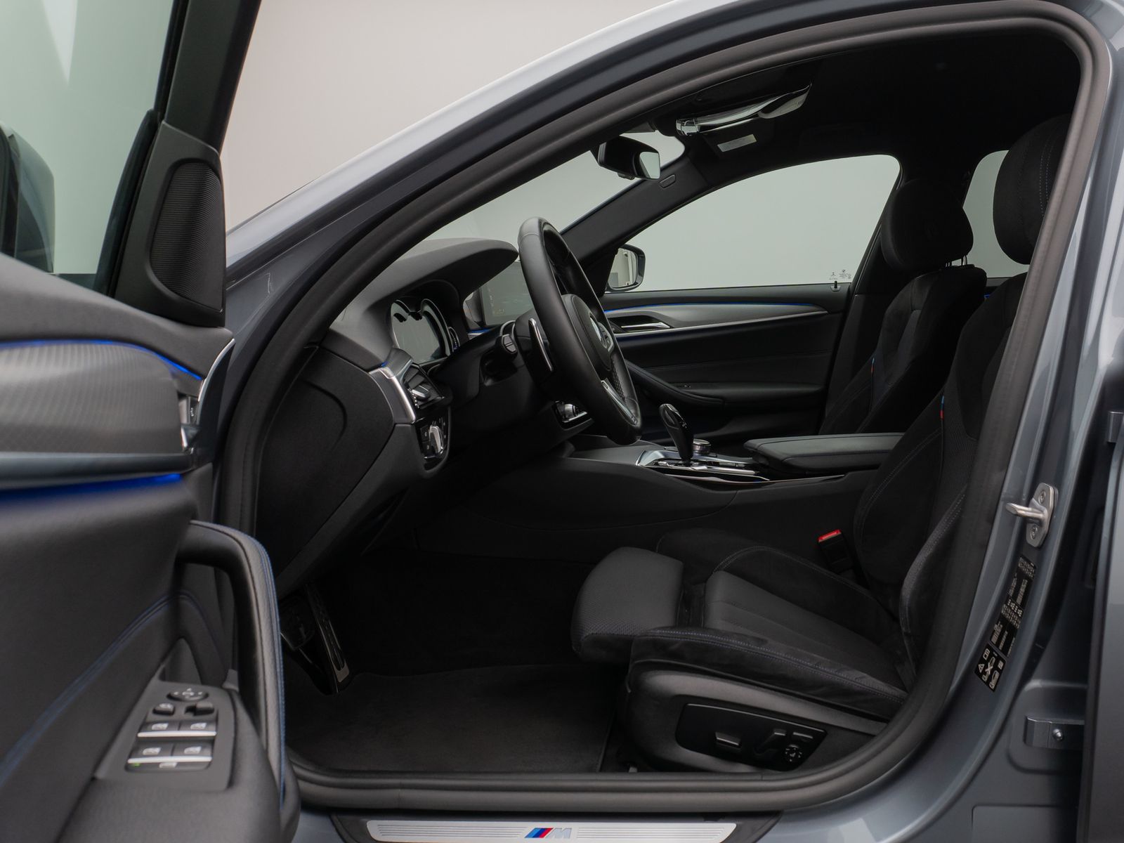 Fahrzeugabbildung BMW 530d xD M Sport Kamera HUD HiFi SoftCl Komfort