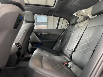 Bild 11 BMW 550 550e xDrive LED Pano Live Cockpit Prof. ACC H&K