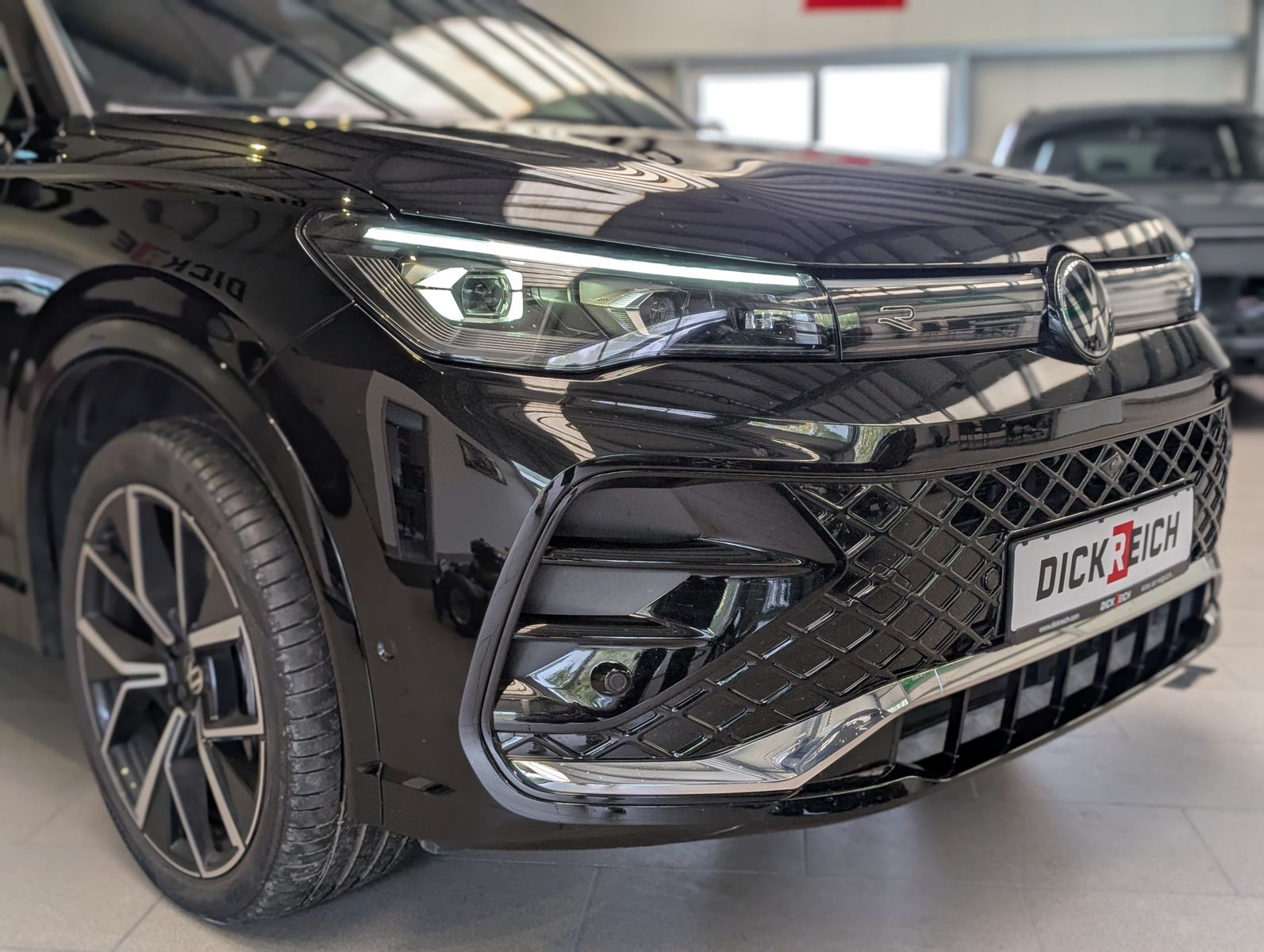 Fahrzeugabbildung Volkswagen Tiguan 2.0TDI R-Line 4M Pano H/K AHK Matrix 20"