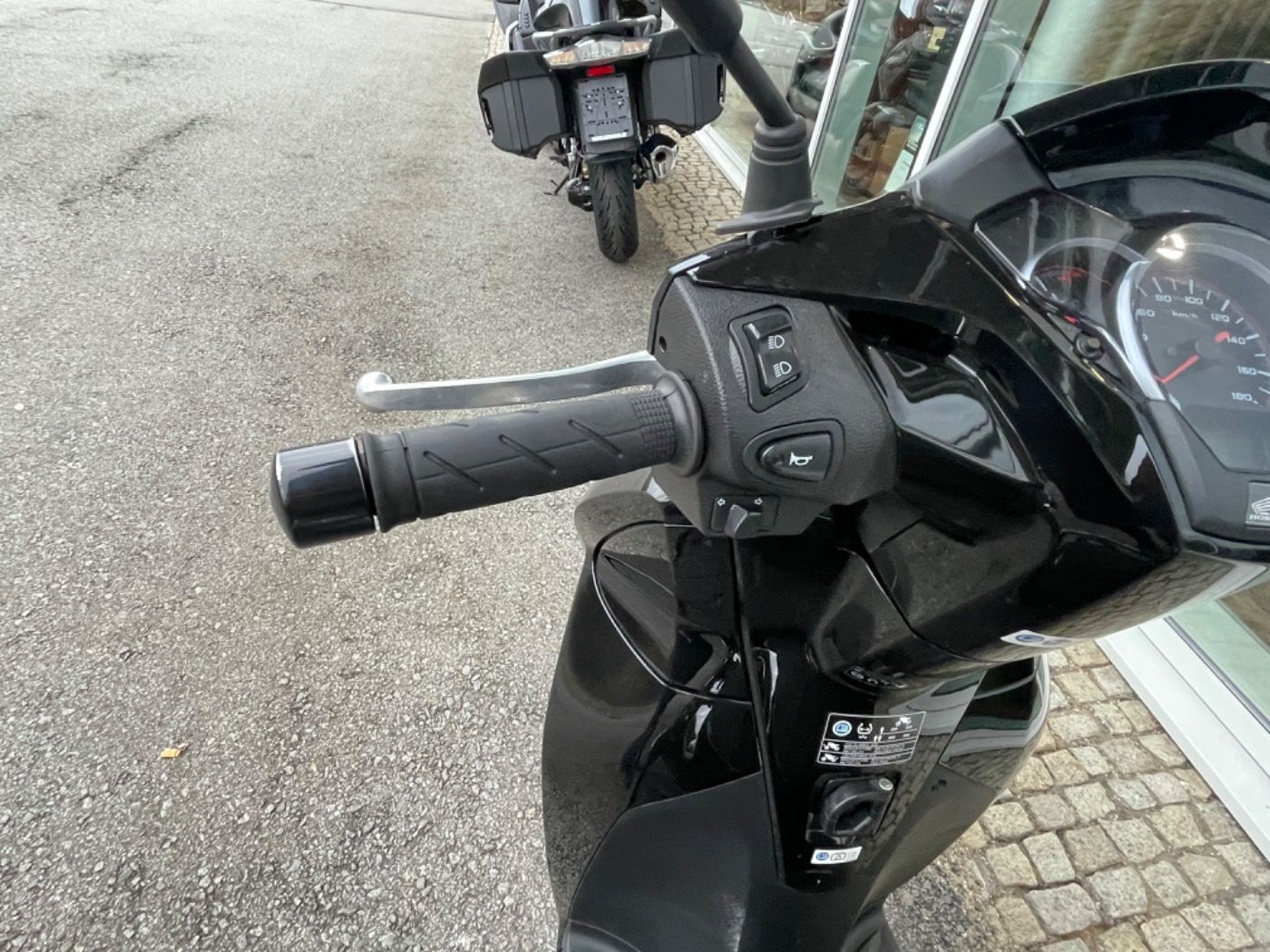 Fahrzeugabbildung Honda SH 300 A Reifen + Kupplung NEU
