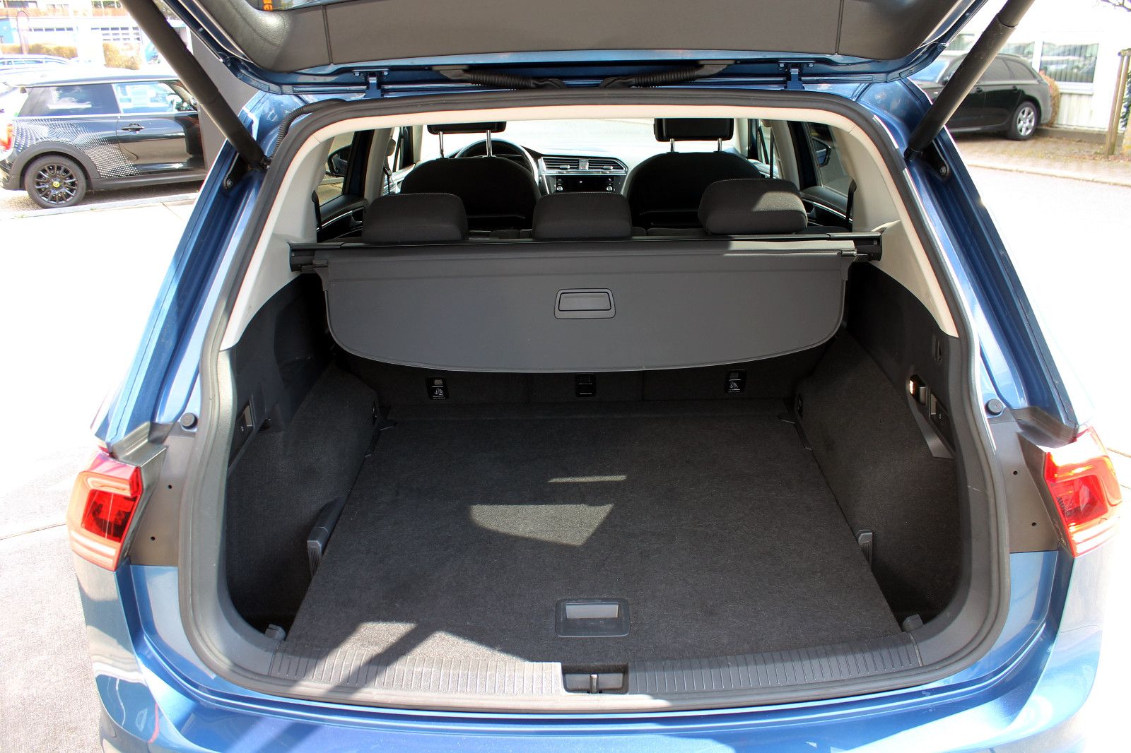 Fahrzeugabbildung Volkswagen Tiguan 2.0 TSI Allspace Highl. 4M. LED ACC 360°