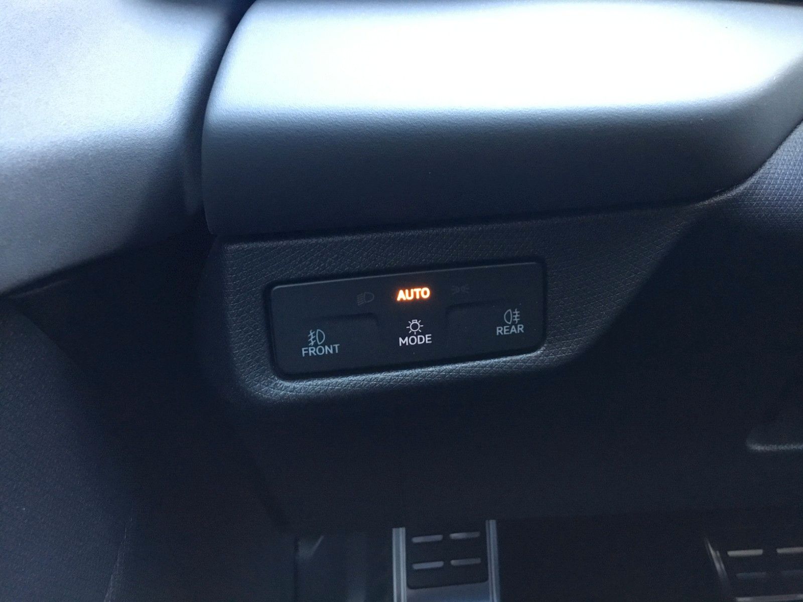 Fahrzeugabbildung CUPRA Terramar 1.5 e-HYBRID DSG+AHK+Kessy+Navi+18"