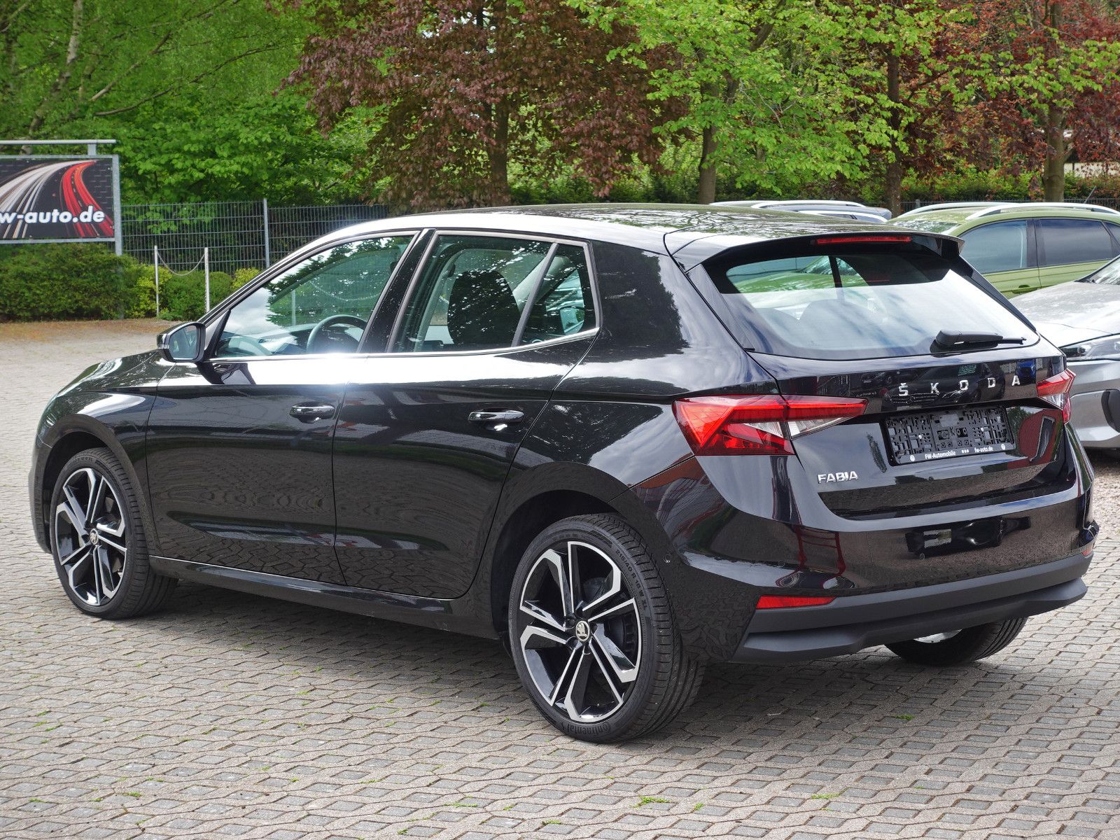 Fahrzeugabbildung SKODA Fabia 1.0 TSI DSG STYLE Pano Navi AHK SmartLink+