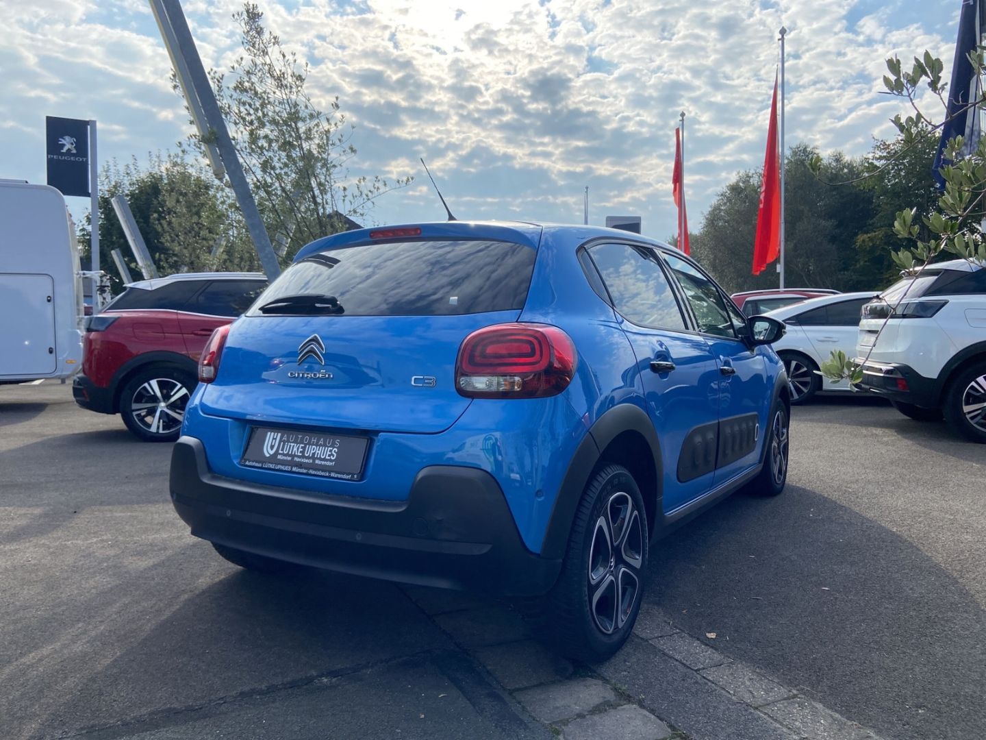 Fahrzeugabbildung Citroën C3 Shine 1.2 PureTech 110 Navi LED CarPlay Temp.