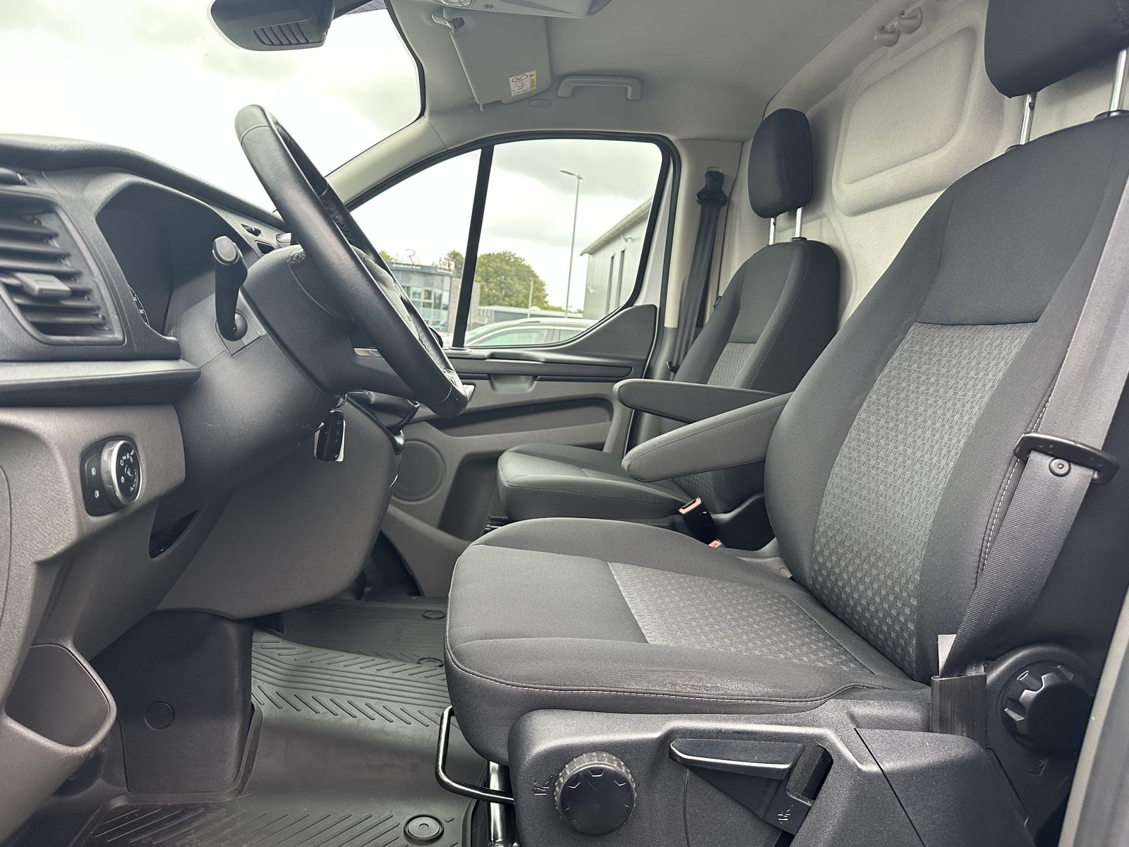 Fahrzeugabbildung Ford Transit Custom 340 L1H1 NAV+KAMERA+SHZ+PARKPILOT