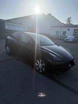 Tesla Model Y 2024 RWD | Schwarz/Weiß | 1. Hand - Tesla Gebrauchtwagen von 2024