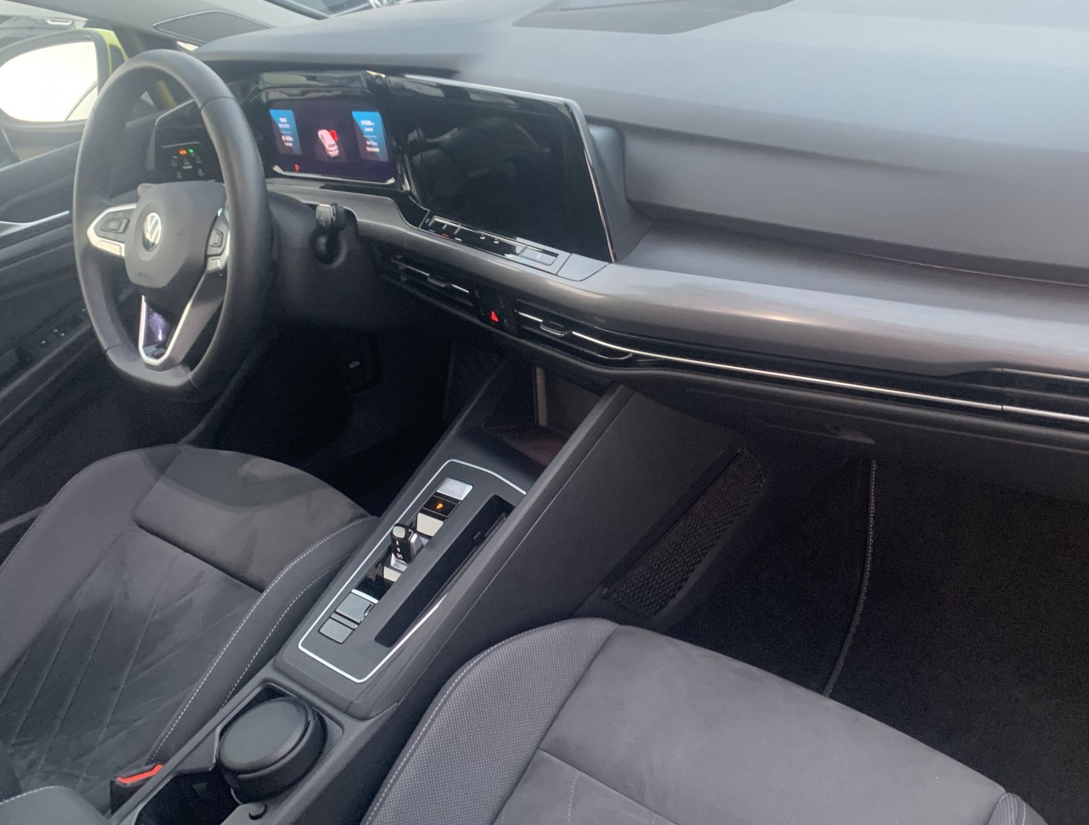 Fahrzeugabbildung Volkswagen Golf 2.0 TDI*Highline*AHK*STHZ*HeadUp*LED-Matrix