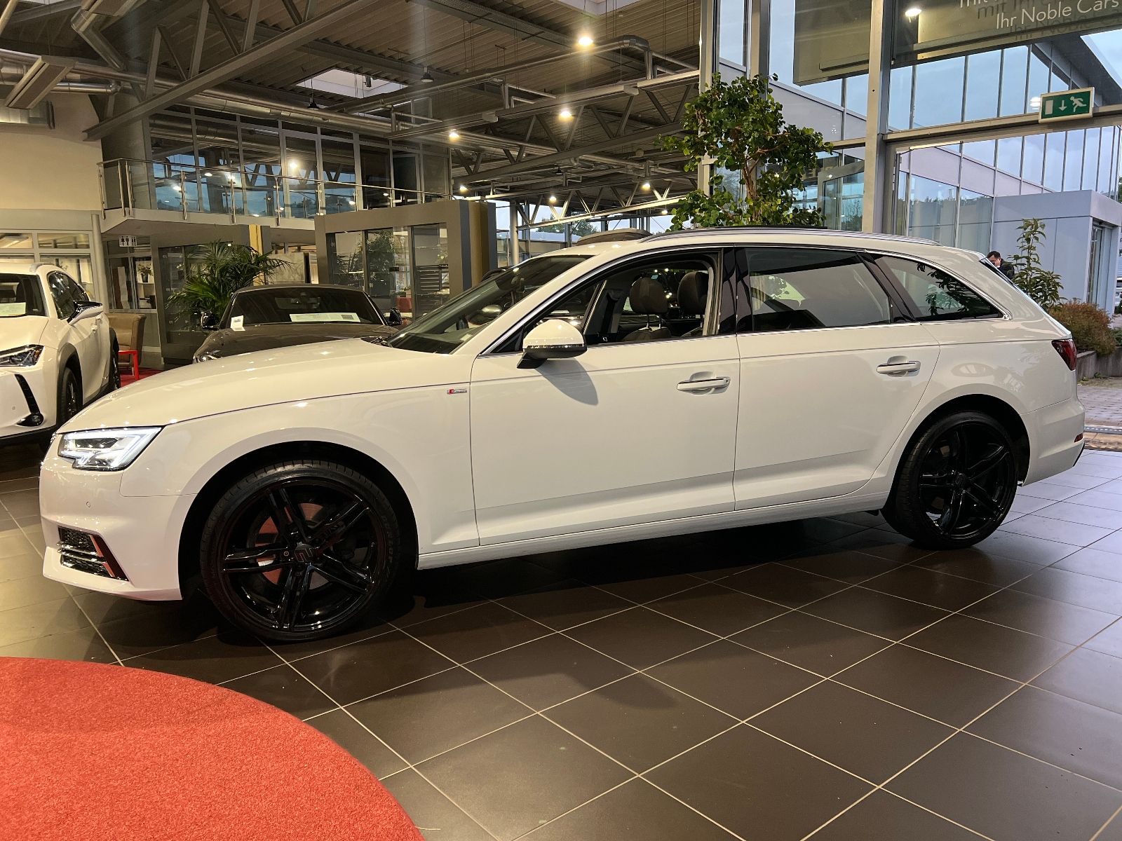 Fahrzeugabbildung Audi A4 Avant 40 TFSI design PANO LED NAV SHZ 19"