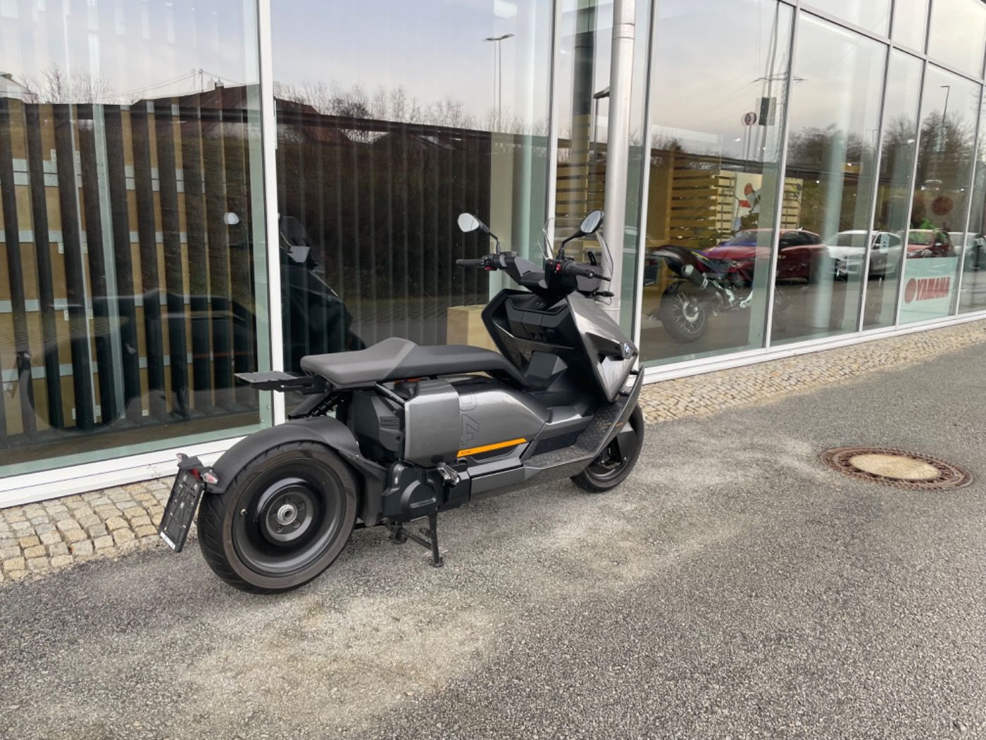 Fahrzeugabbildung BMW CE 04 Avantgarde mit Topcaseträger