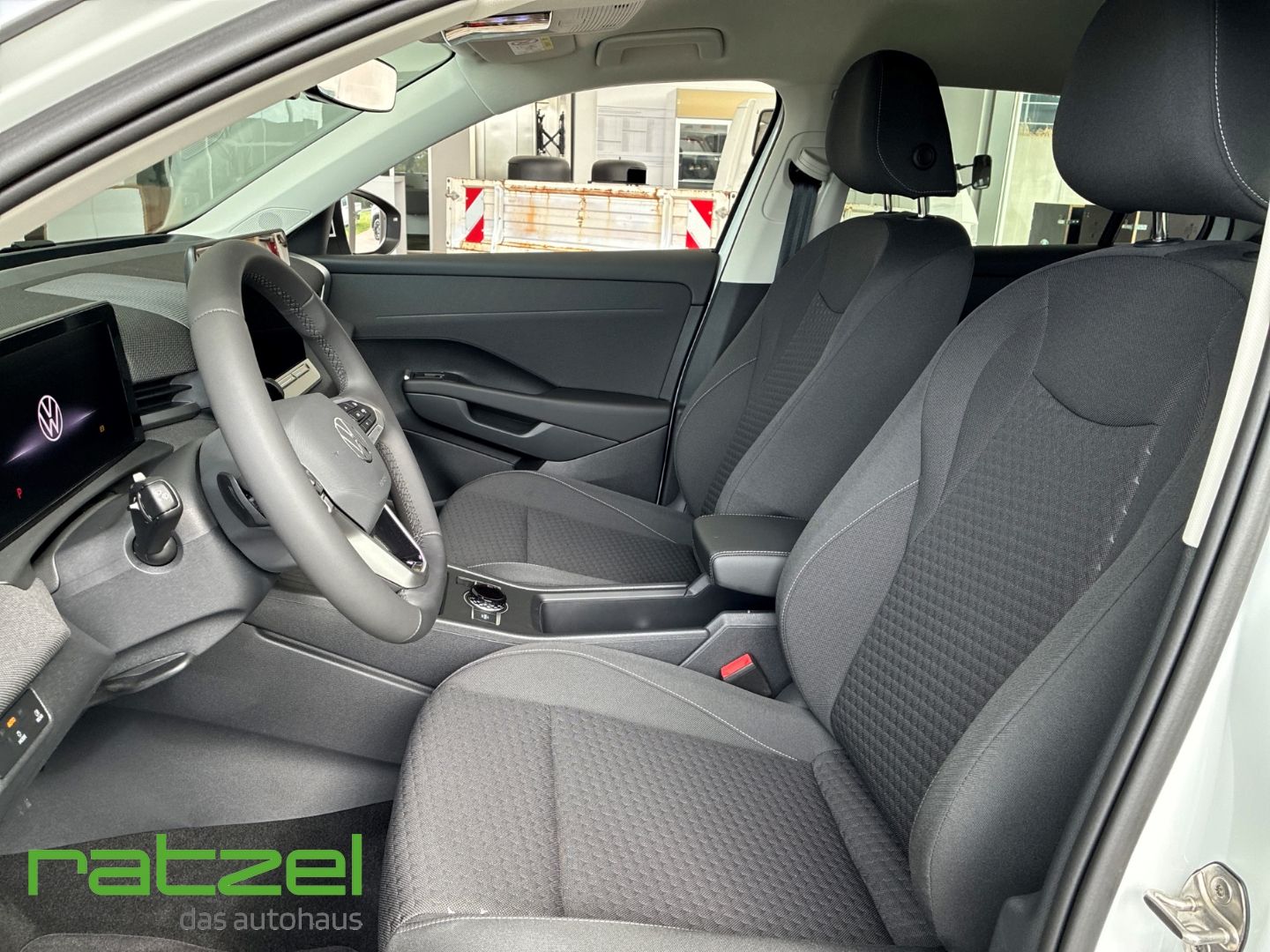 Fahrzeugabbildung Volkswagen T-Roc 1.5 eTSI AHK+Ganzjahresreifen+Navi