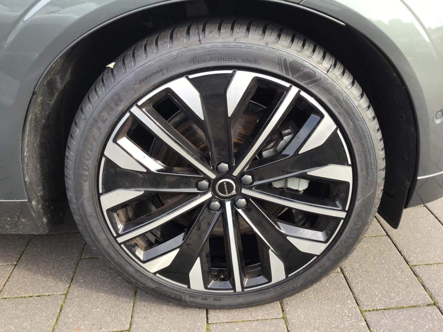 Volvo XC60 T8AWD Ultra Dark Luftfahrwerk Massage B&W