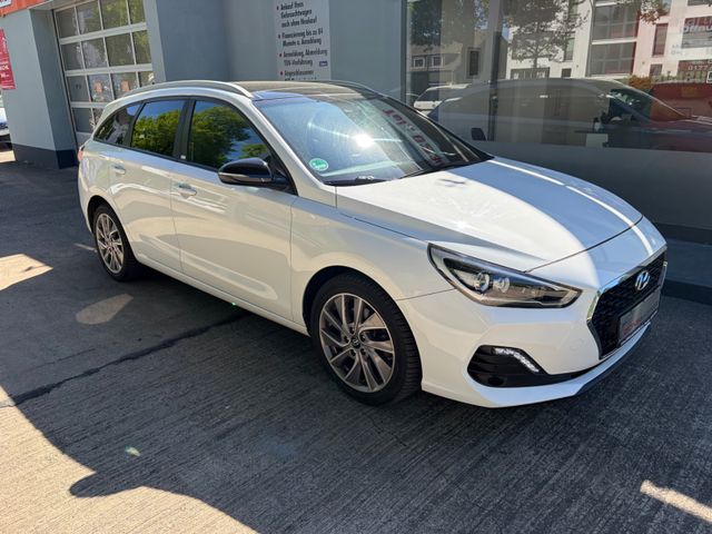 Fahrzeugabbildung Hyundai i30 cw Passion Automatik+CarPlay+Panorama+Navi+