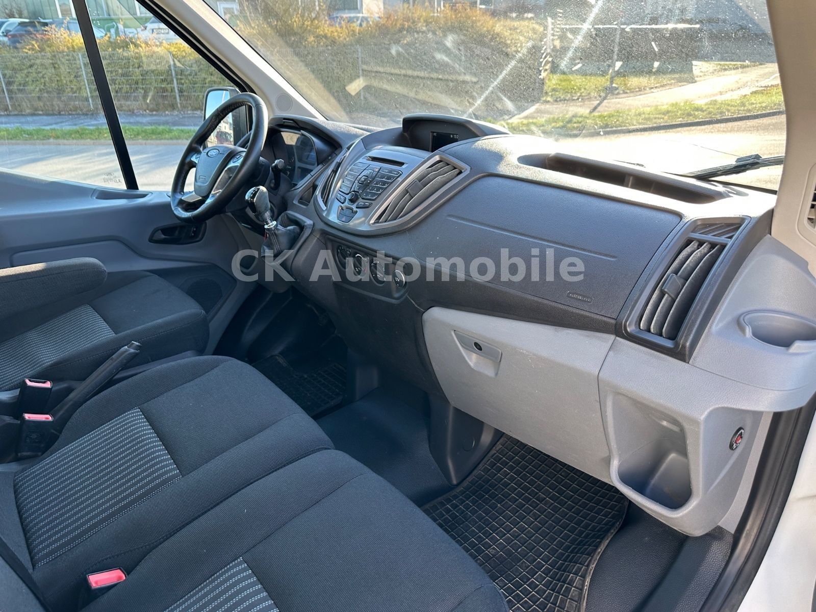 Fahrzeugabbildung Ford Transit Pritsche 350 L2 DoKA/7 Sitze/Klima/AHK