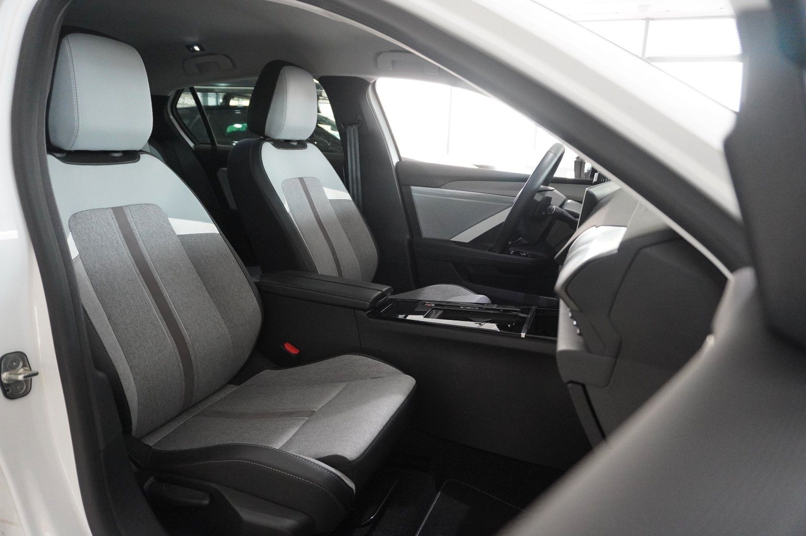 Fahrzeugabbildung Opel Astra L Lim. 1.6 HYBRID ELEGANCE NAVI/LED/KAMERA