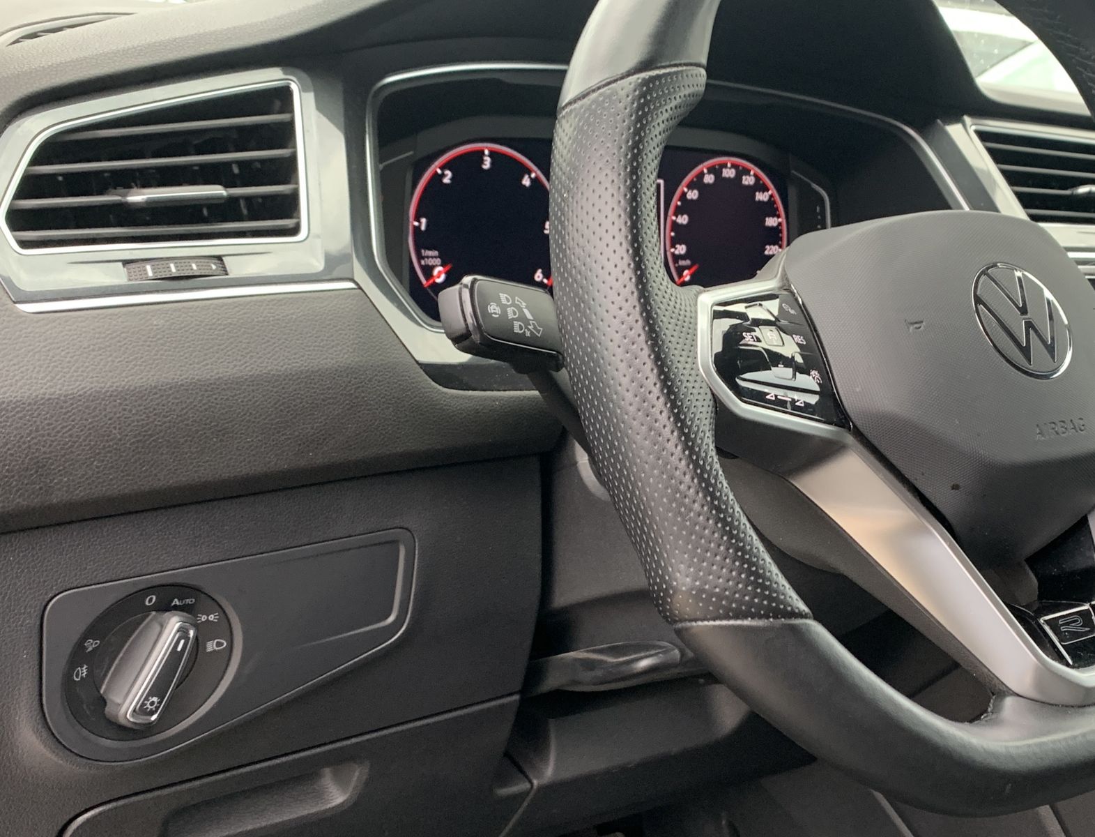 Fahrzeugabbildung Volkswagen Tiguan Allspace 2.0 TDI*R-Line*4Motion*AHK*Leder