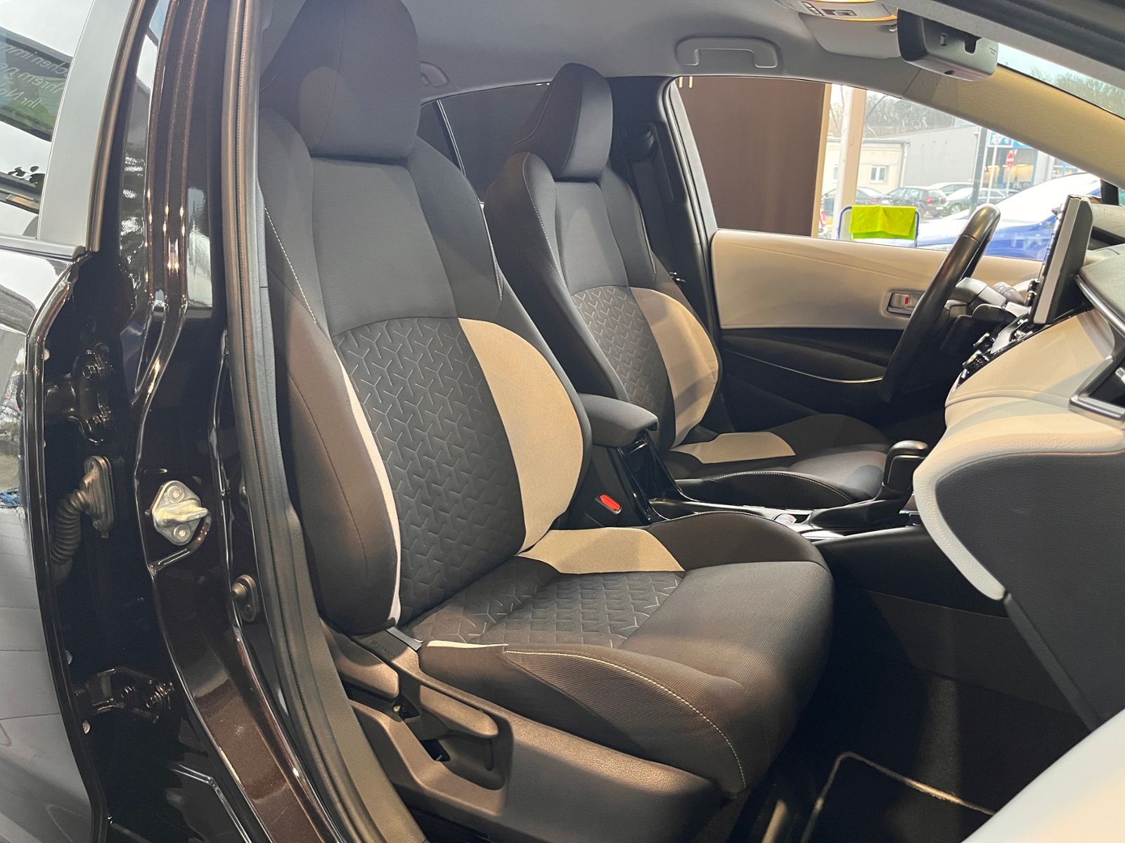 Fahrzeugabbildung Toyota Corolla Hybrid Club LED NAV DAB PDC ALU