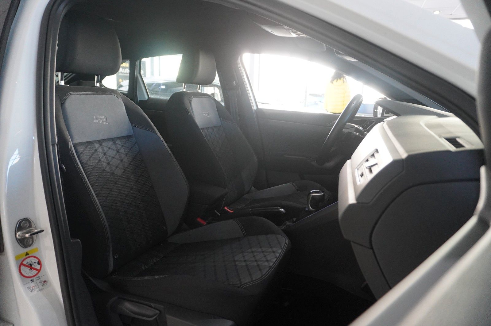 Fahrzeugabbildung Volkswagen Taigo 1.0 TSI R-LINE DSG NAVI/LED/KAMERA/SH/DAB+