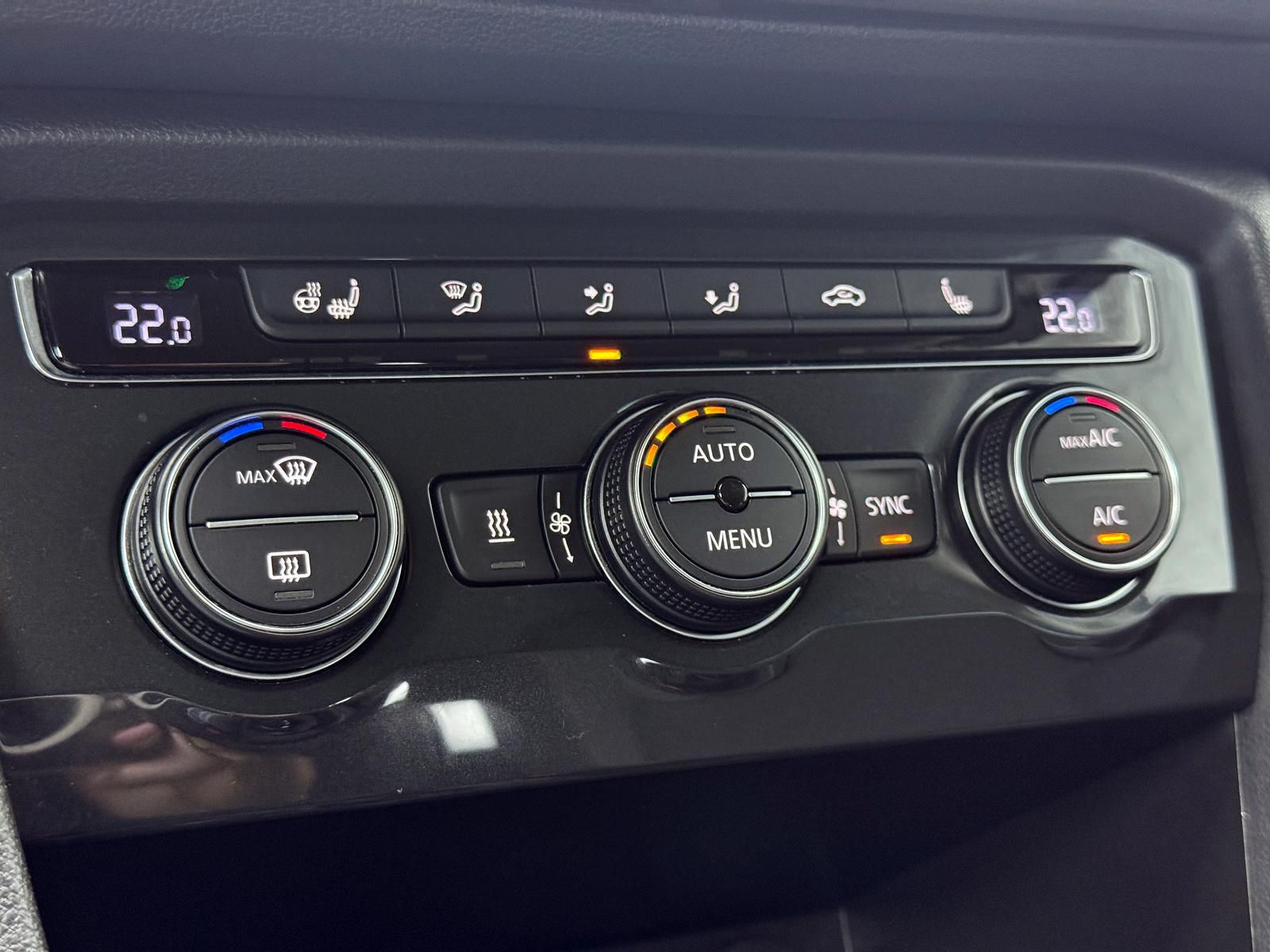Fahrzeugabbildung Volkswagen 2.0 TSI*STANDHEIZUNG*AHK*4MOTION*LED*RCAM*DSG