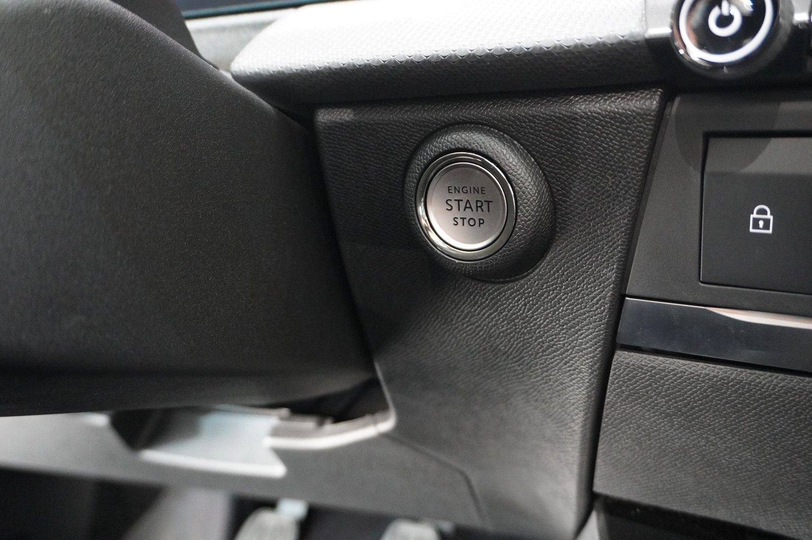 Fahrzeugabbildung Opel Astra L Lim. 1.2T GS SPORT NAVI/LED/360°/HUD/DAB