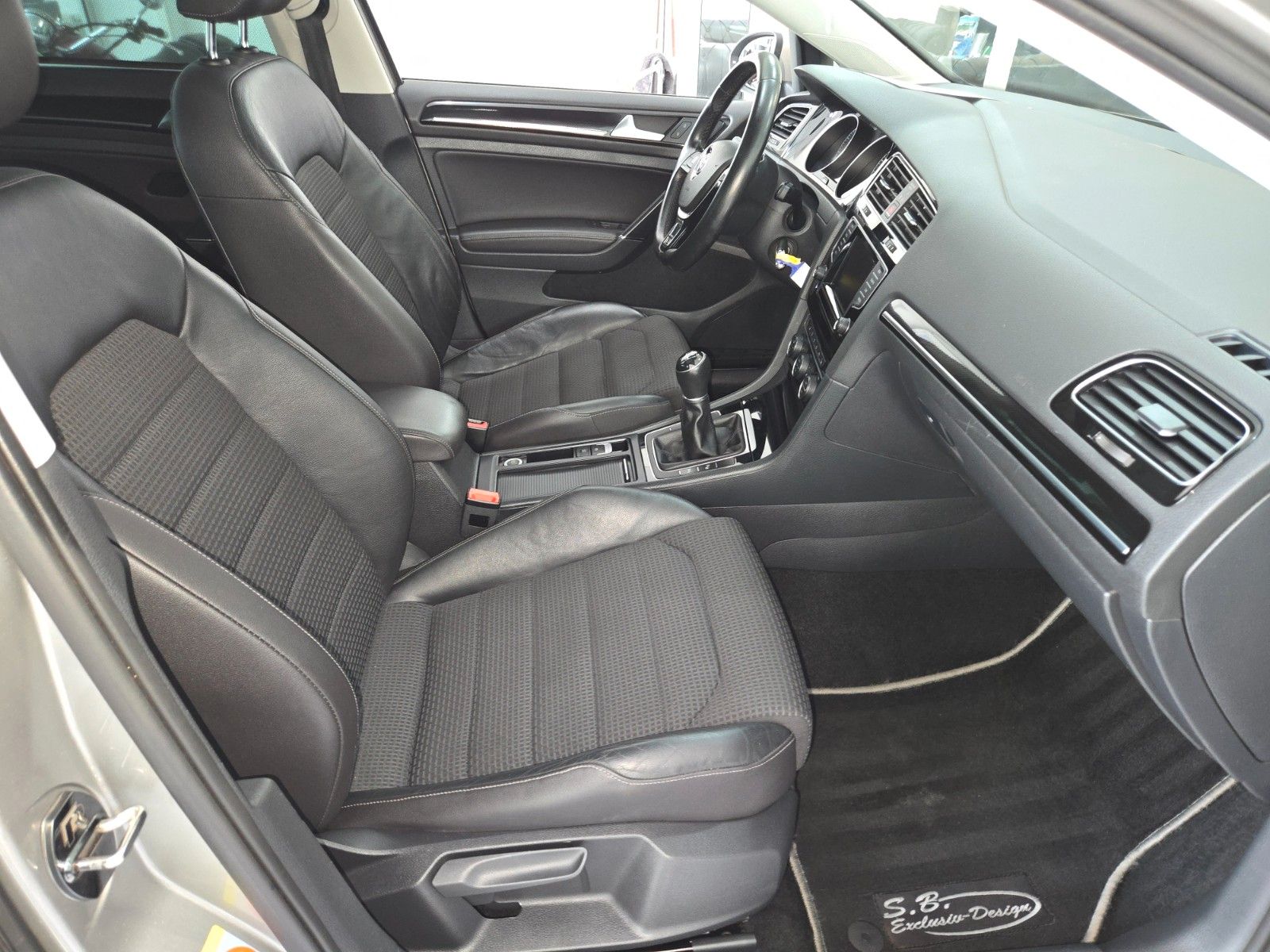 Fahrzeugabbildung Volkswagen Golf VII Lim. Highline BMT *PANORAMADACH*