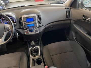 Hyundai i30 *TEMPOMAT*SZHZ*KLIMAAUTOMATIK*PDC*