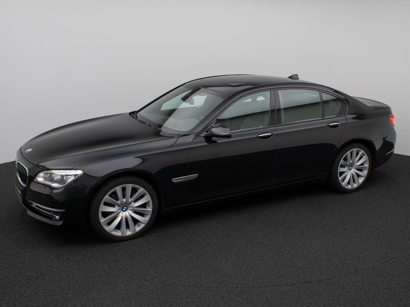 Fahrzeugabbildung BMW 740d xD Glasdach Kamera HUD HiFi Lenkrhzg SoftCl