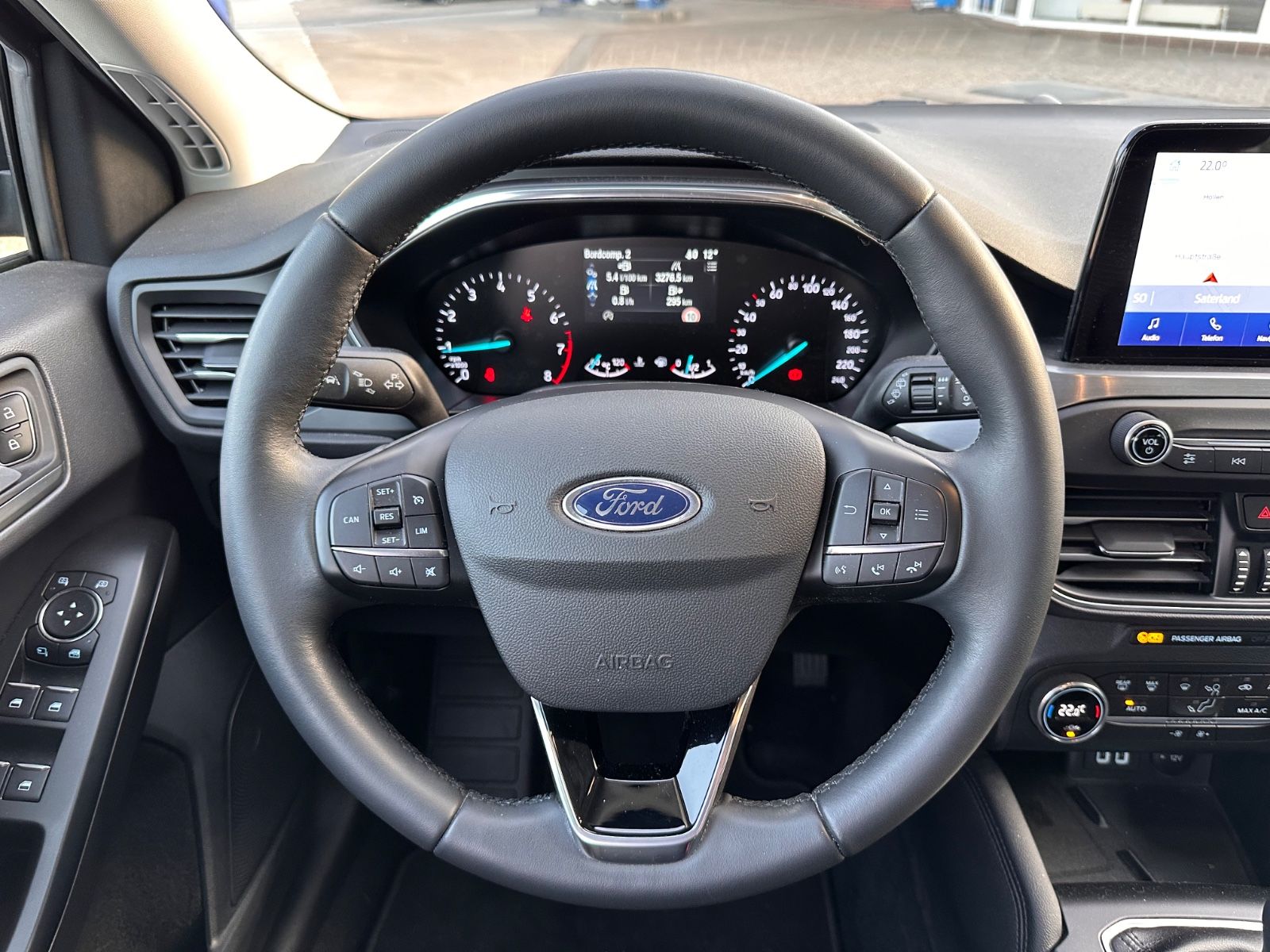 Fahrzeugabbildung Ford Focus Turnier Titanium 1.0 EB Navi/APP/LED/eHeck