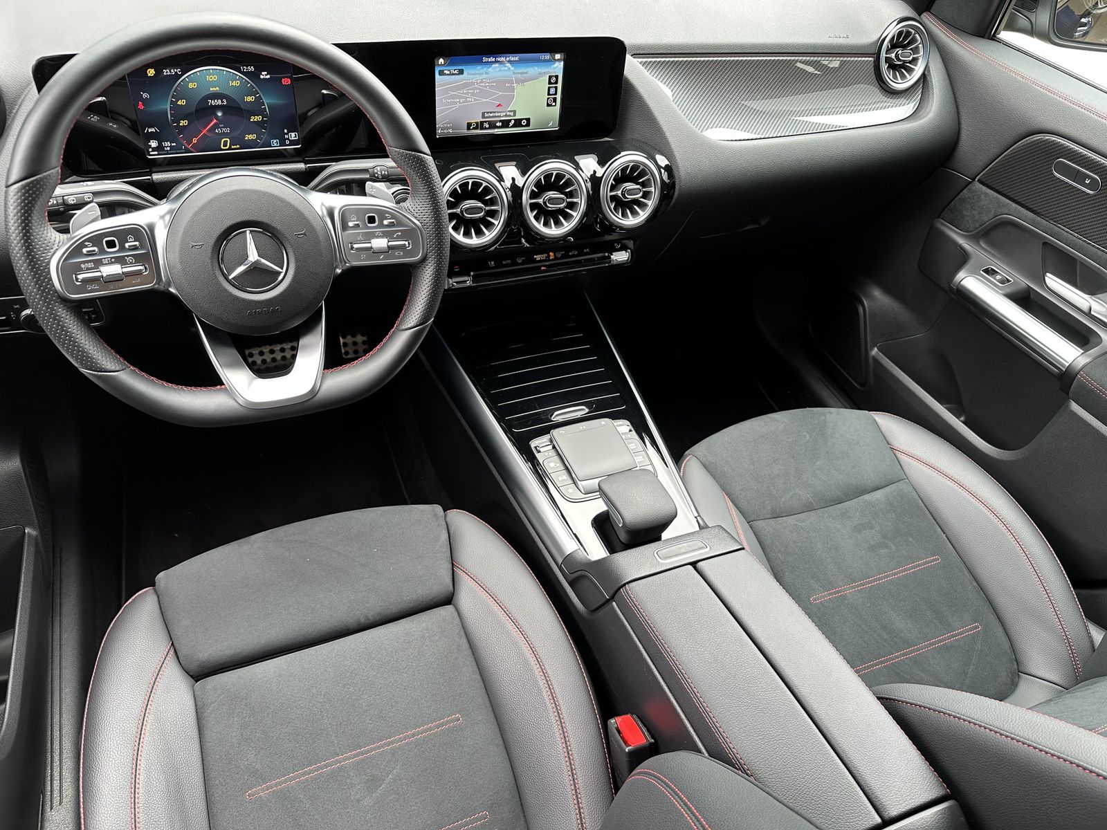 Fahrzeugabbildung Mercedes-Benz GLA 220d 4Matic AMG-Line NAV+CARPLAY+KEYLESS+SHZ