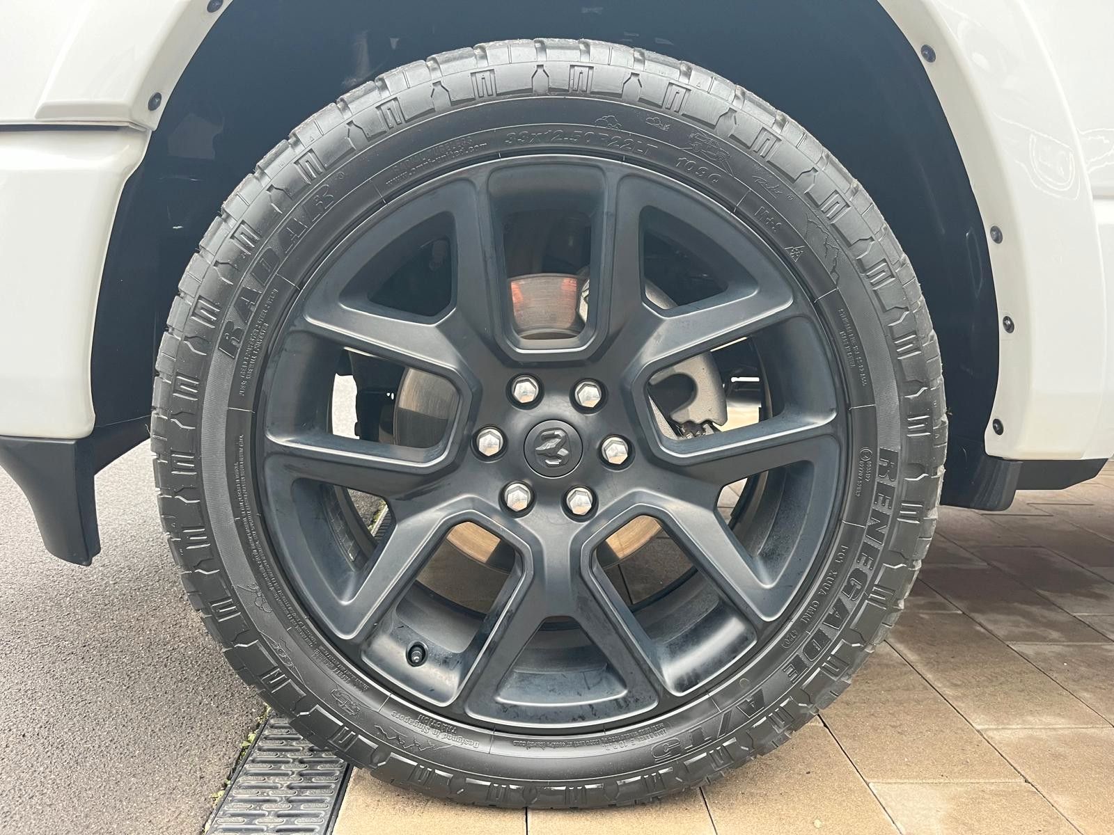 Fahrzeugabbildung Dodge RAM 1500 Laramie / Sport / Crew CAB 4x4