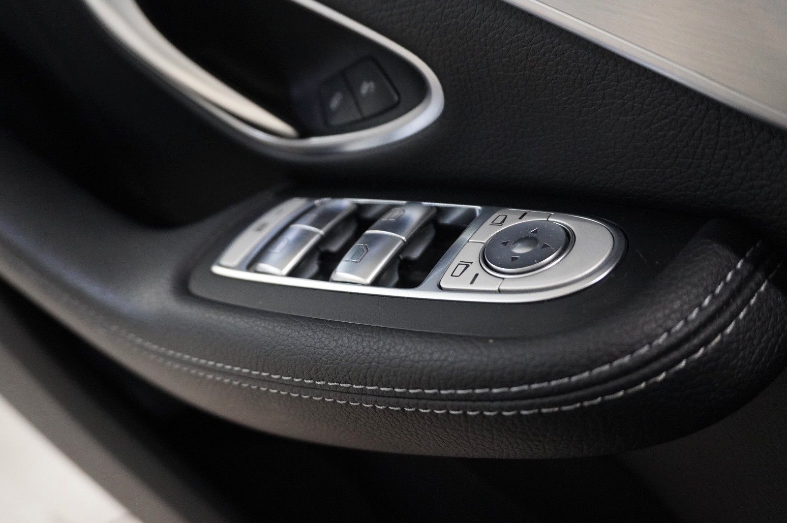 Fahrzeugabbildung Mercedes-Benz C 200 LIM. AMG LINE NAVI/LED/KAMERA/SH/SPORT/AHK