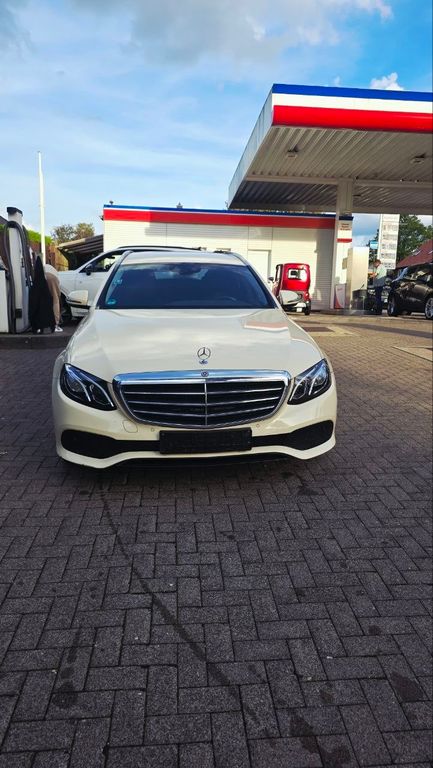 Image of Mercedes-Benz E 200