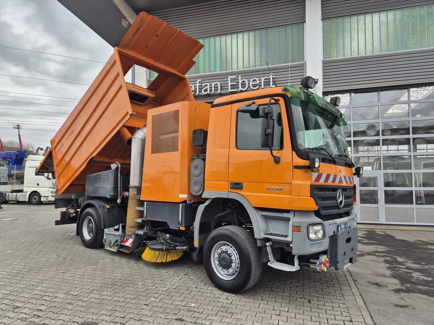 Fahrzeugabbildung Mercedes-Benz Actros 2032 A 4x4 Bucher STKF 9500 Airport 30x