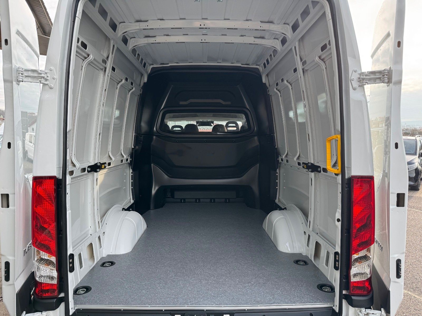 Fahrzeugabbildung Iveco Daily 35S16 A8 *DoKa*Automatik*AHK*R3.520mm*