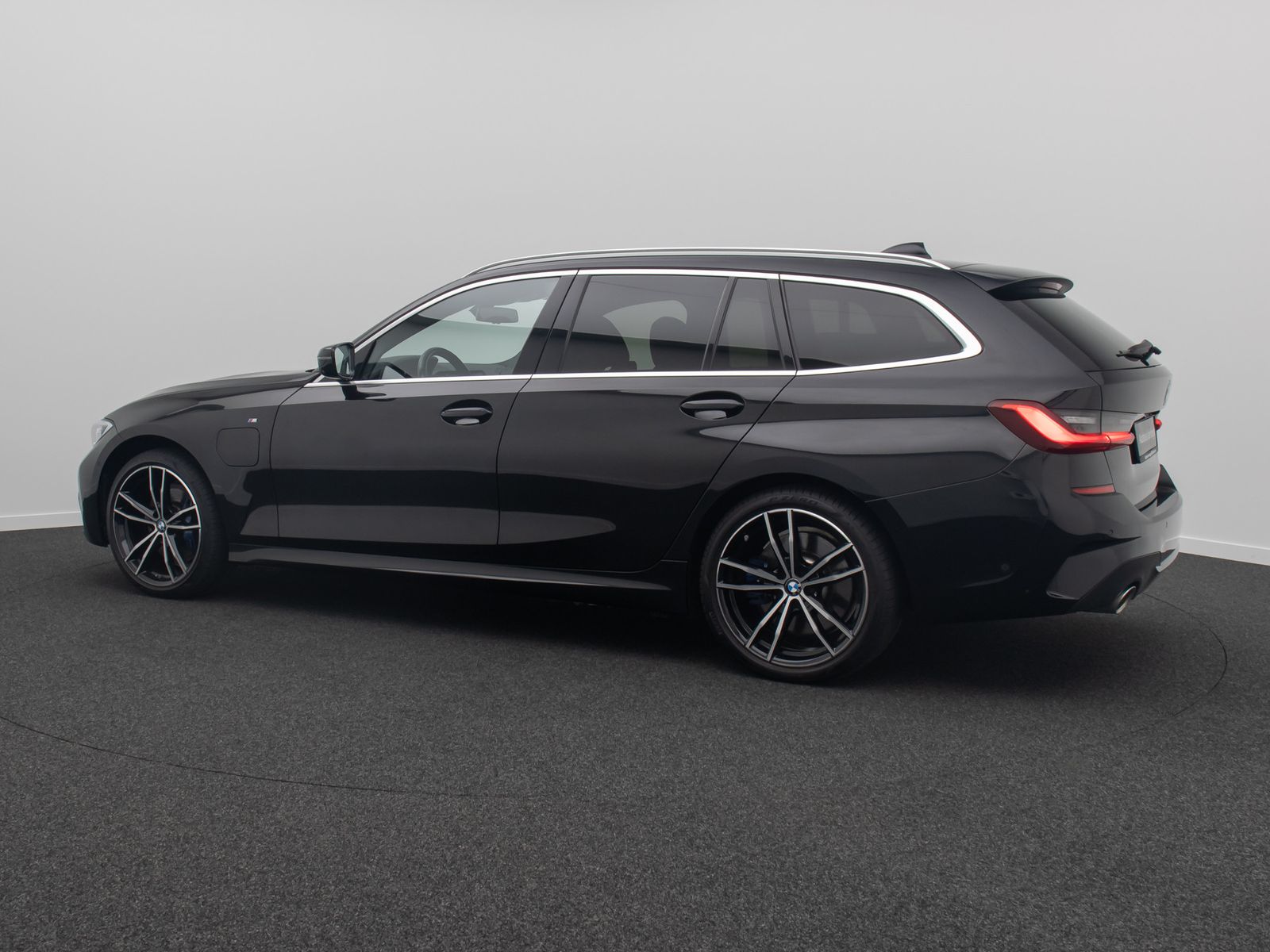 Fahrzeugabbildung BMW 330e M Sport Panorama DAB HUD 360&deg; H/K 19Zoll