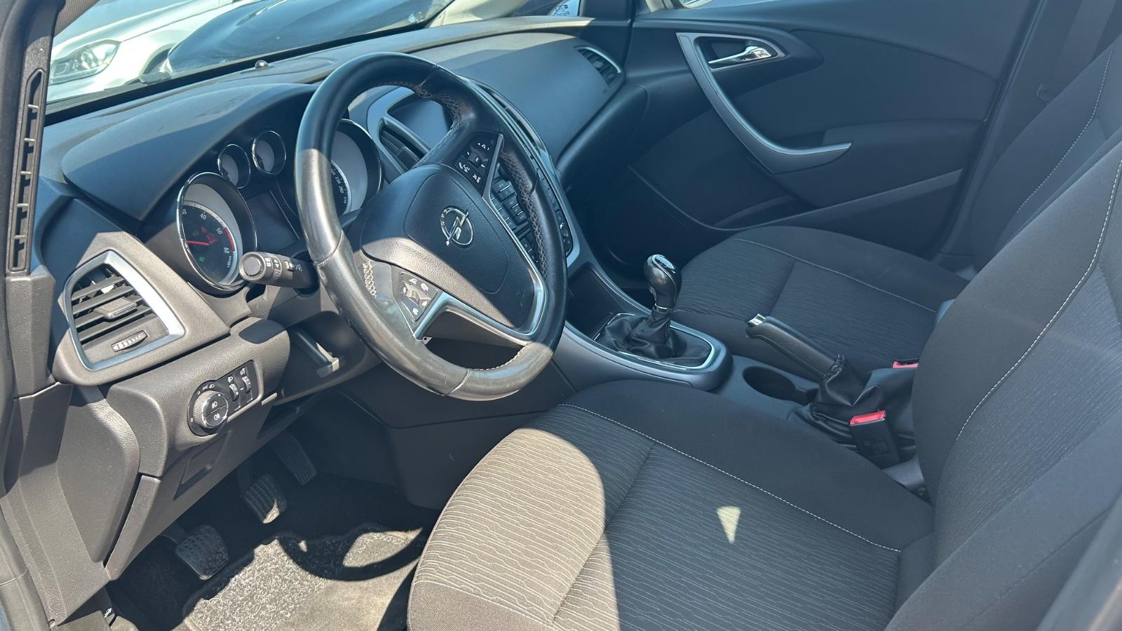 Opel Astra 2012 — photo 11