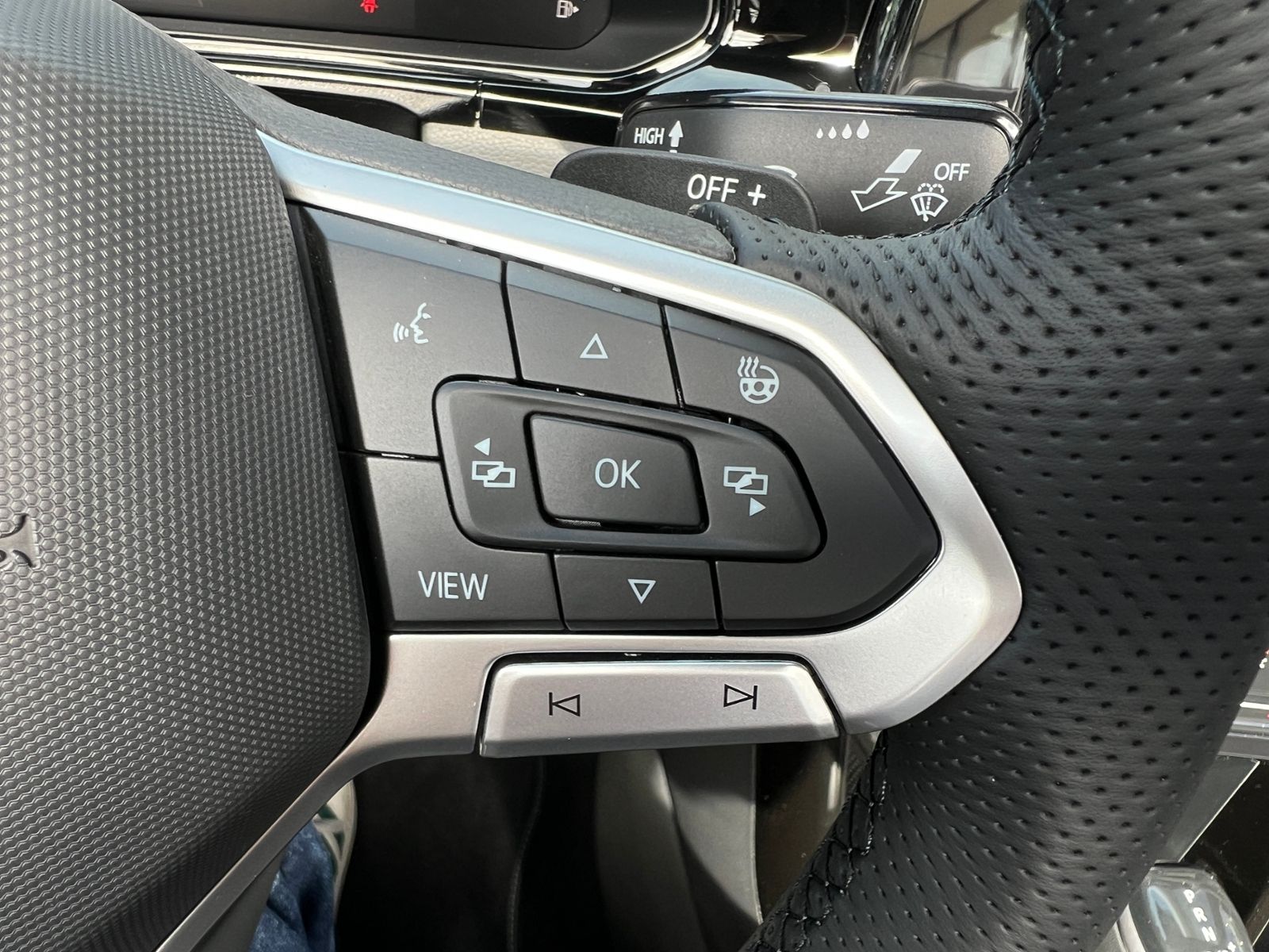 Fahrzeugabbildung Volkswagen T-Roc Cabriolet   R-Line 1.5 TSI DSG *AHK, Black