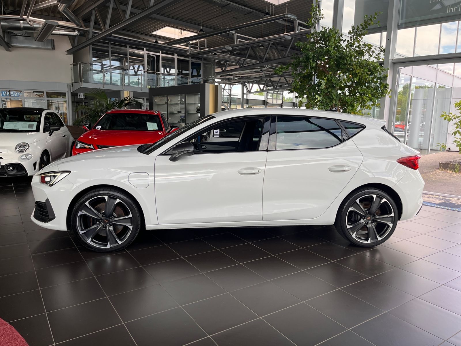 Fahrzeugabbildung CUPRA Leon VZ e-Hybrid LED ACC NAV RFK SHZ 19"