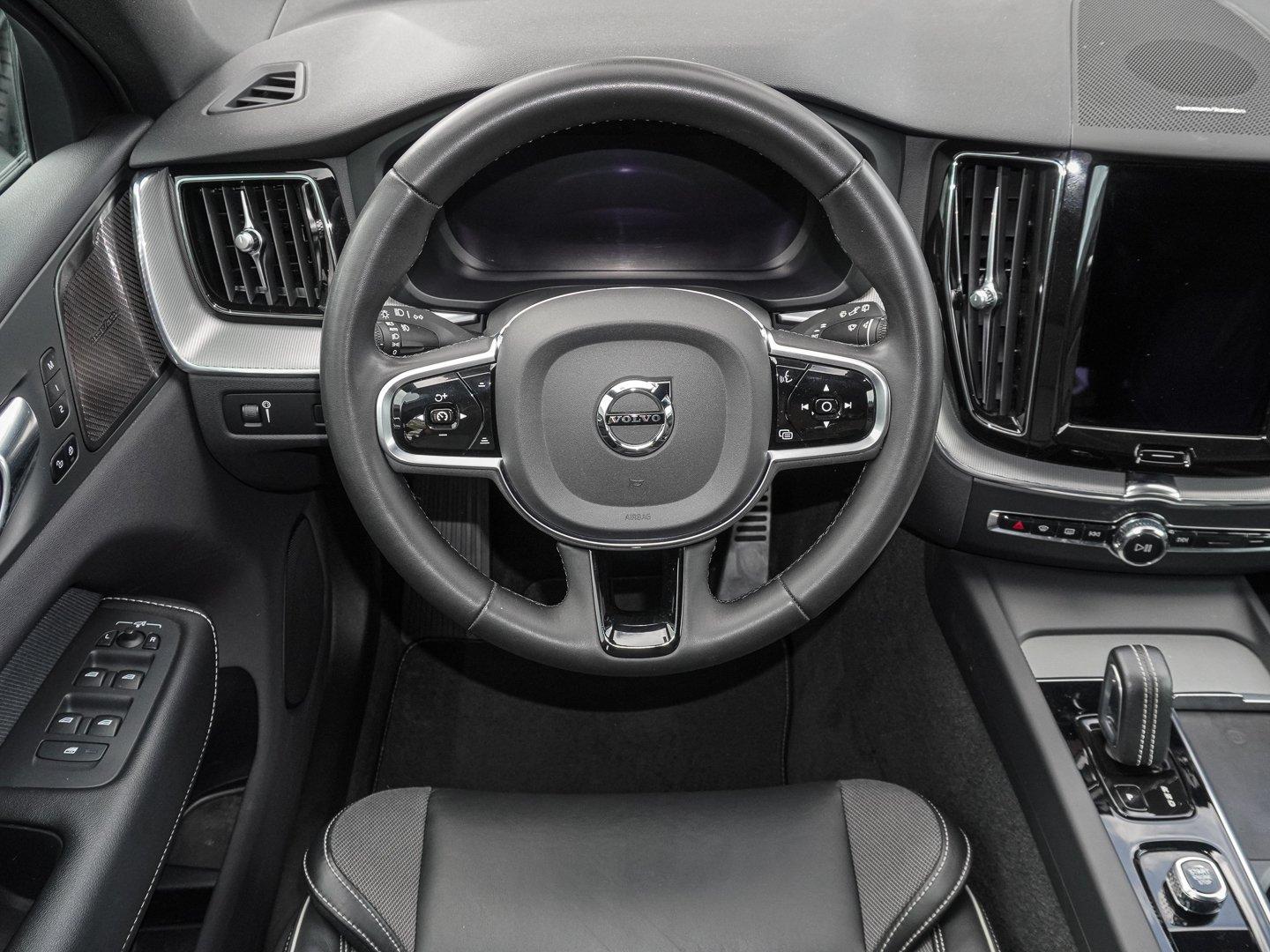 Volvo XC60 B4 B R-Design STANDHZG PANO AHK 360° H&K LE